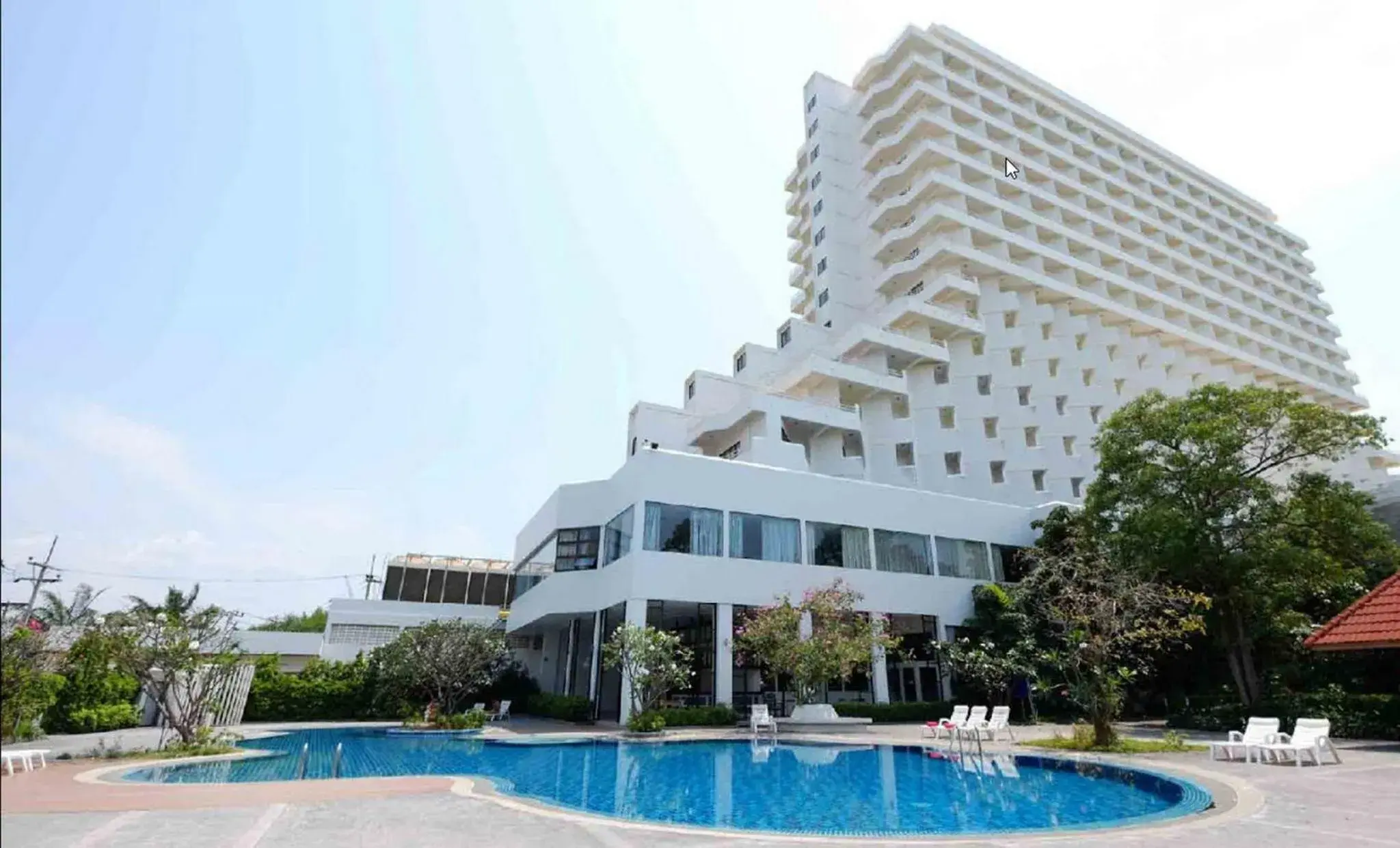 Property building in Welcome Jomtien Beach Hotel Property building in Welcome Jomtien Beach Hotel