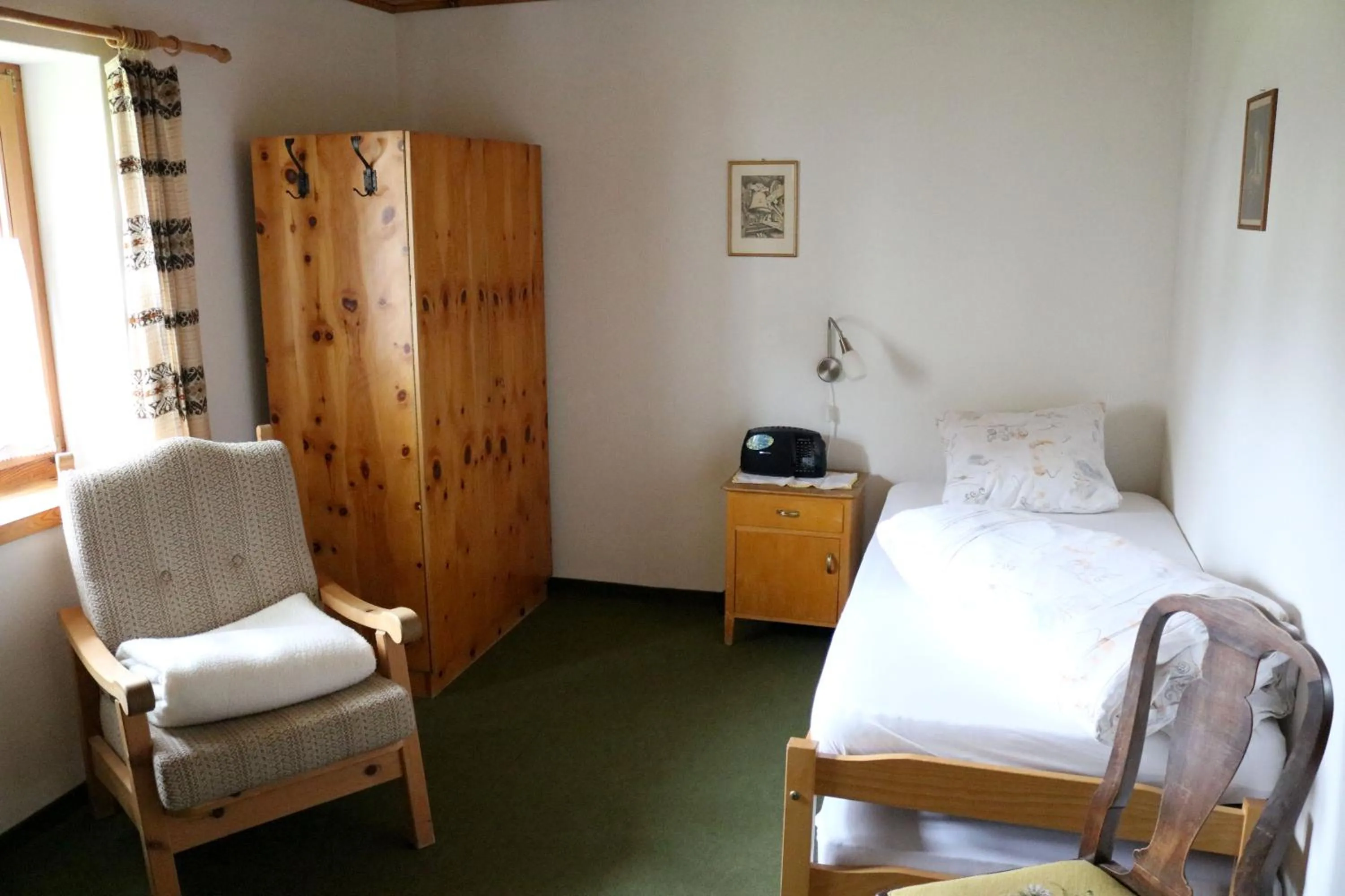 Photo of the whole room, Bed in Chasa Randulina