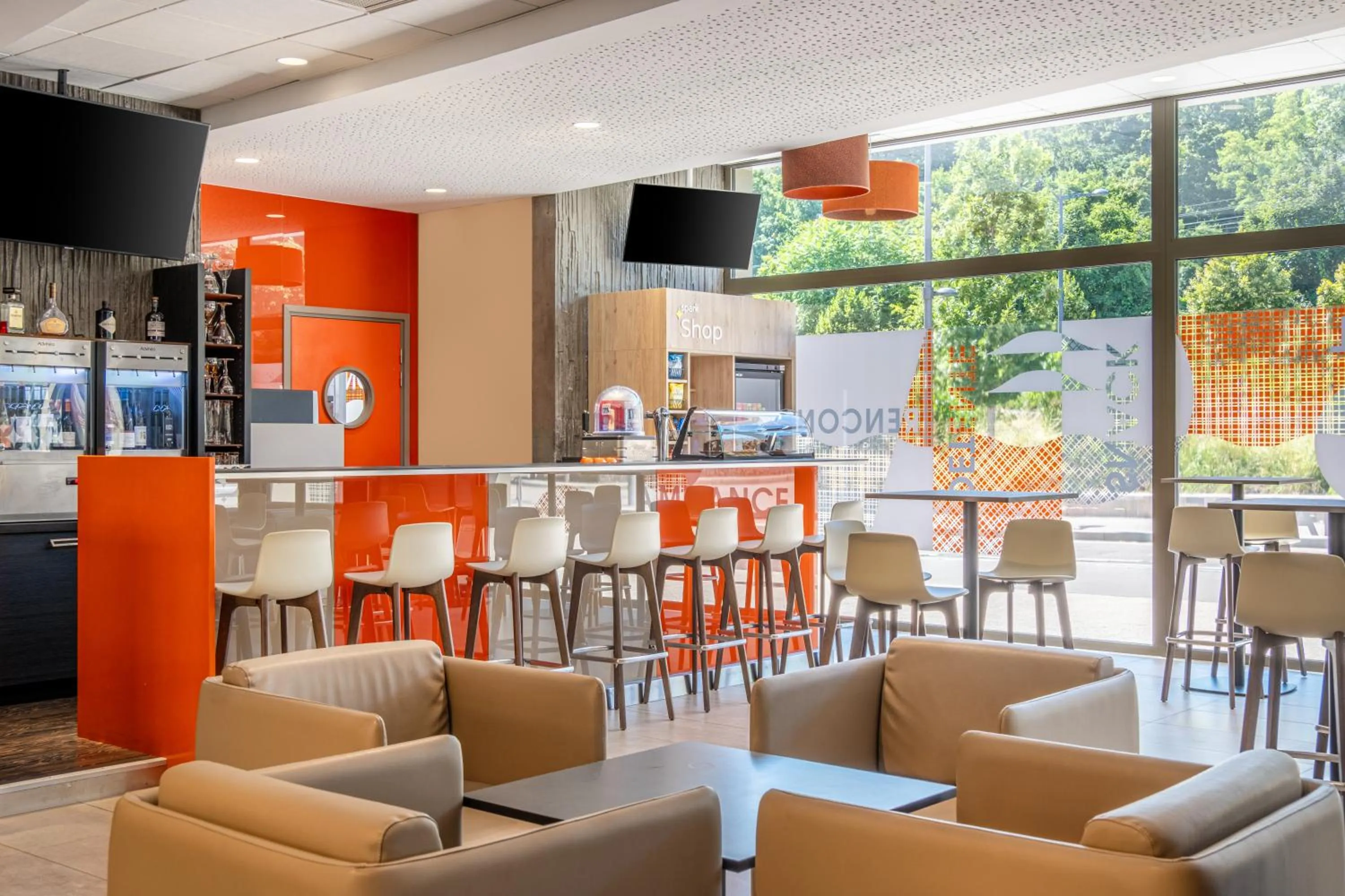Lounge or bar in Spark by Hilton Lyon Park Saone