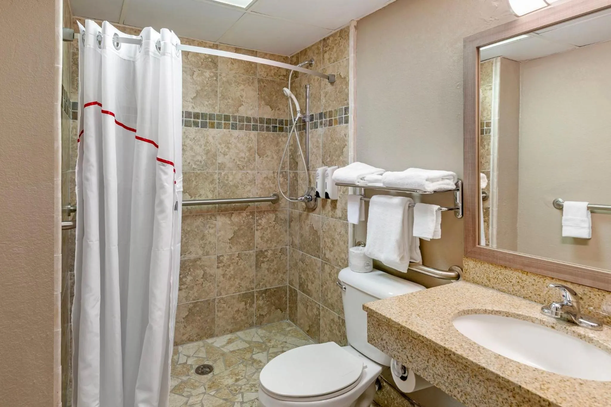 Bathroom in Red Roof Inn Doswell - Kings Dominion