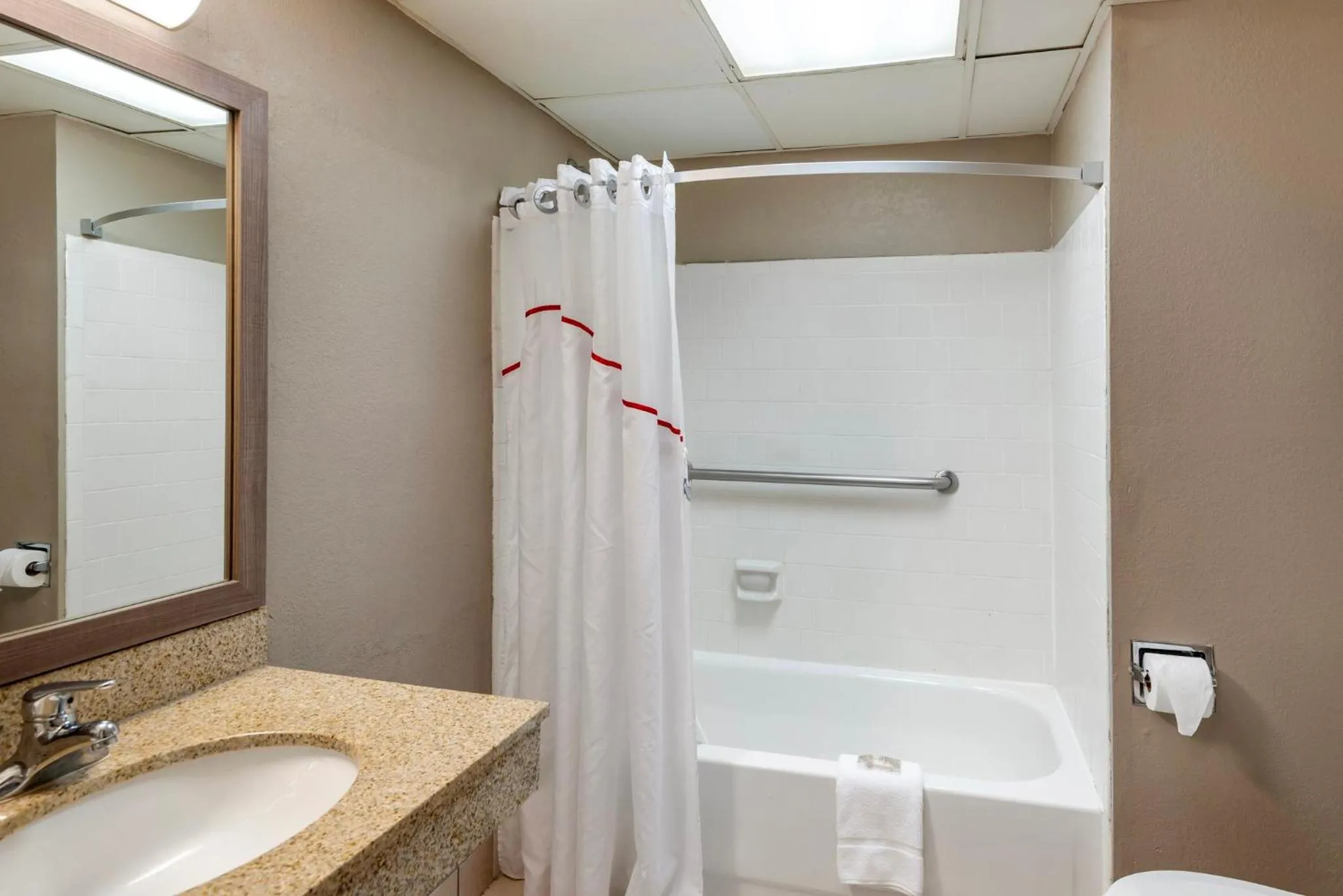 Bathroom in Red Roof Inn Doswell - Kings Dominion