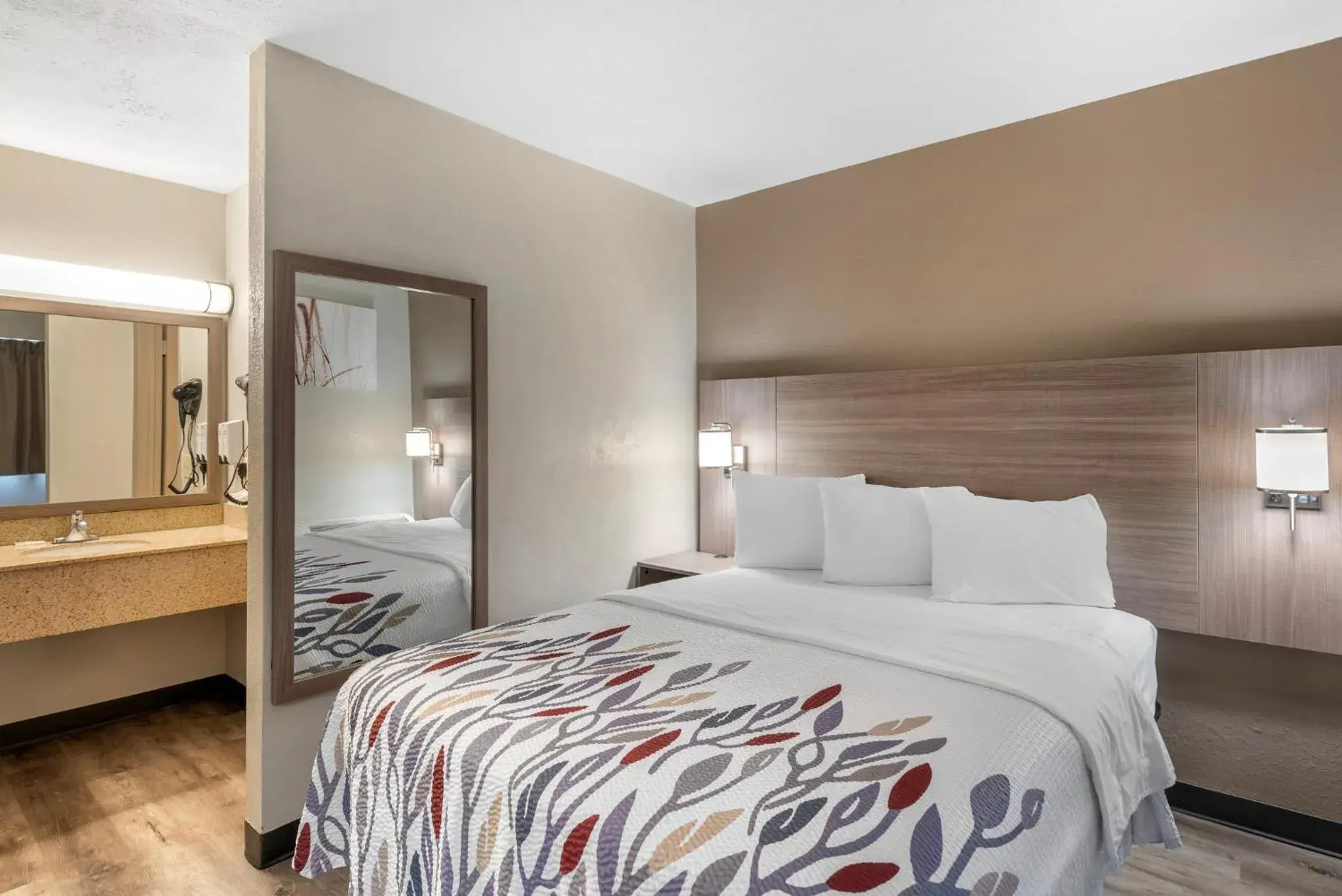 Photo of the whole room, Bed in Red Roof Inn Doswell - Kings Dominion Photo of the whole room, Bed in Red Roof Inn Doswell - Kings Dominion