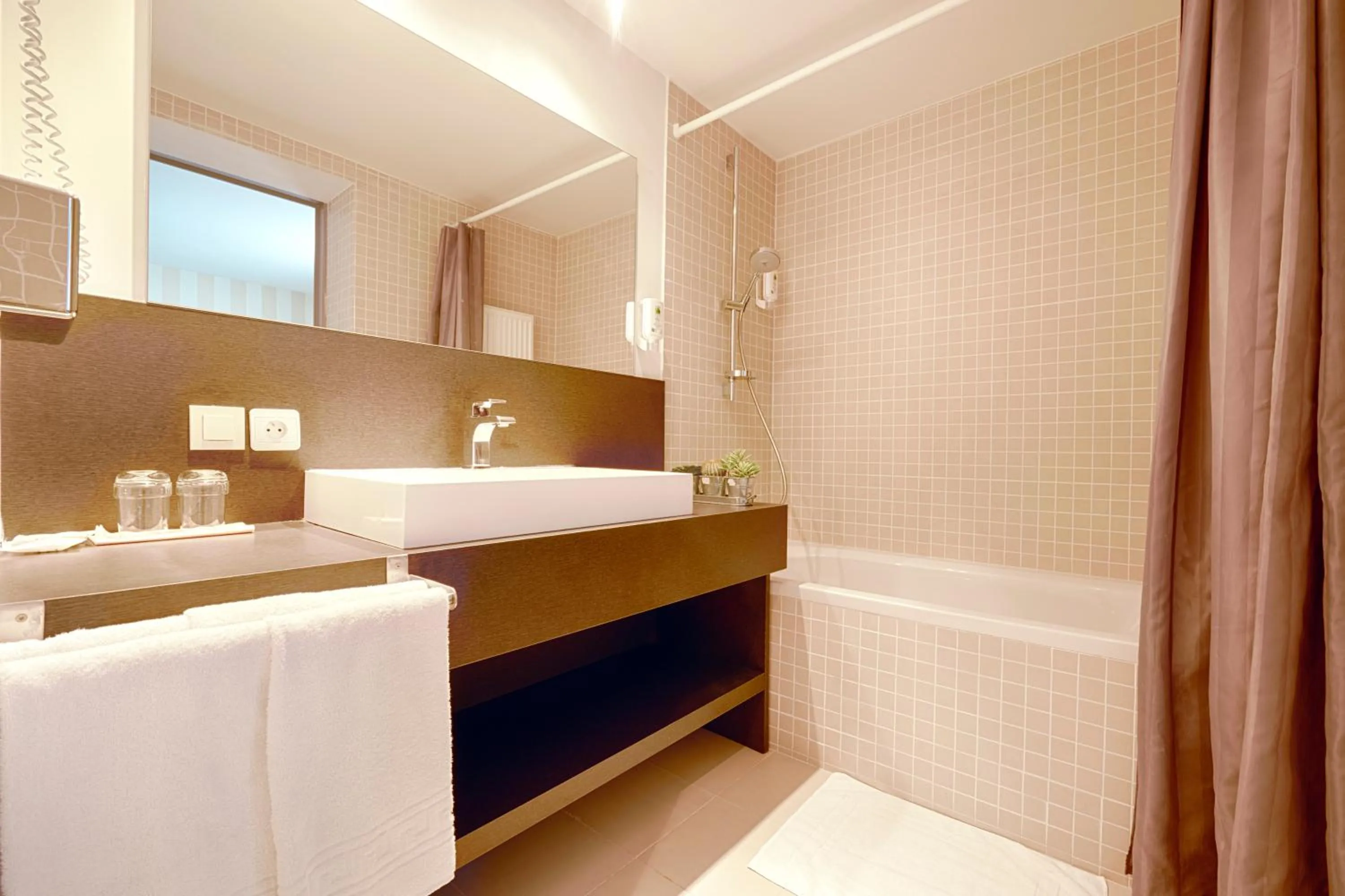 Bathroom, Bed in Hotel 't Putje