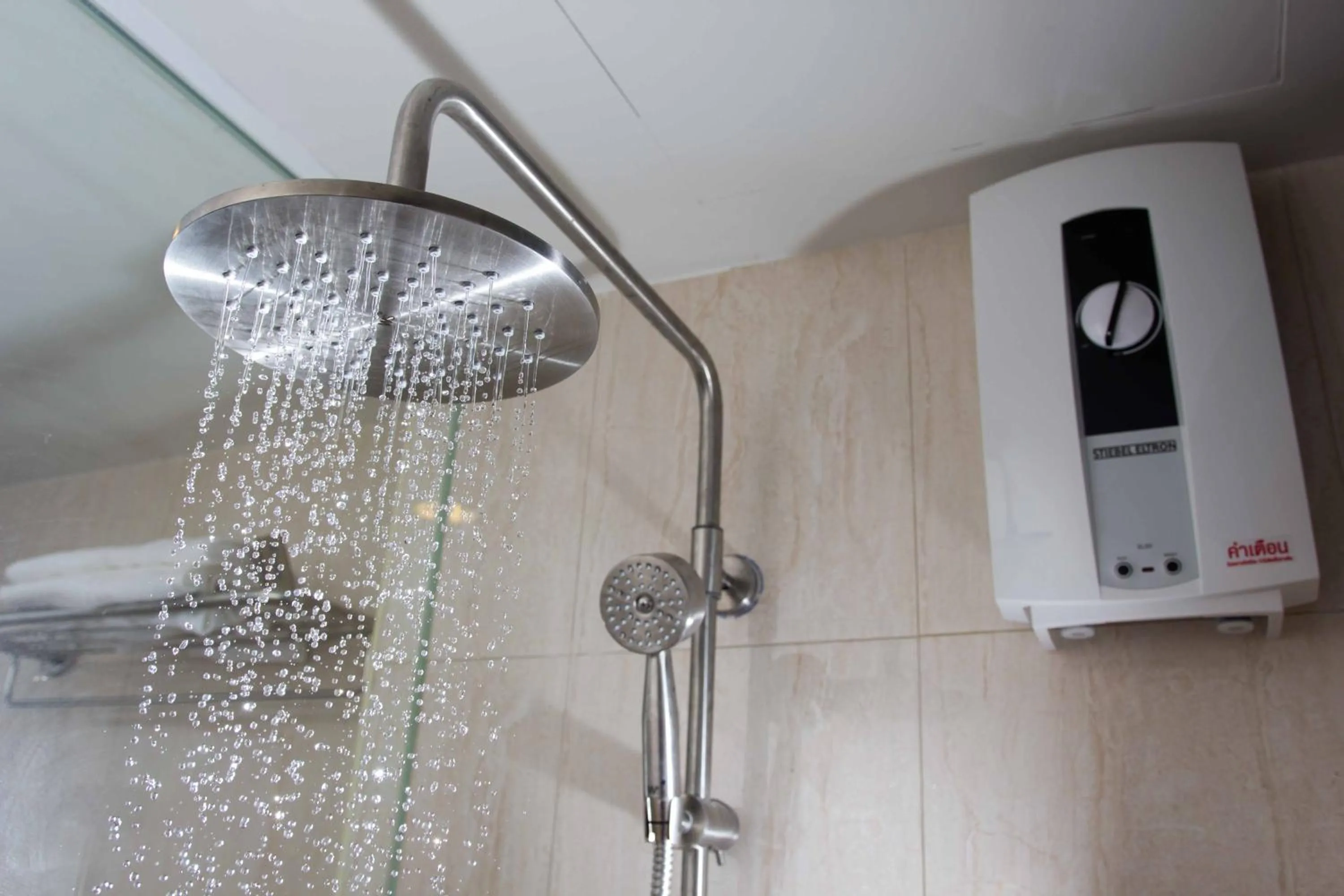 Shower in The Residence Thepkanjana