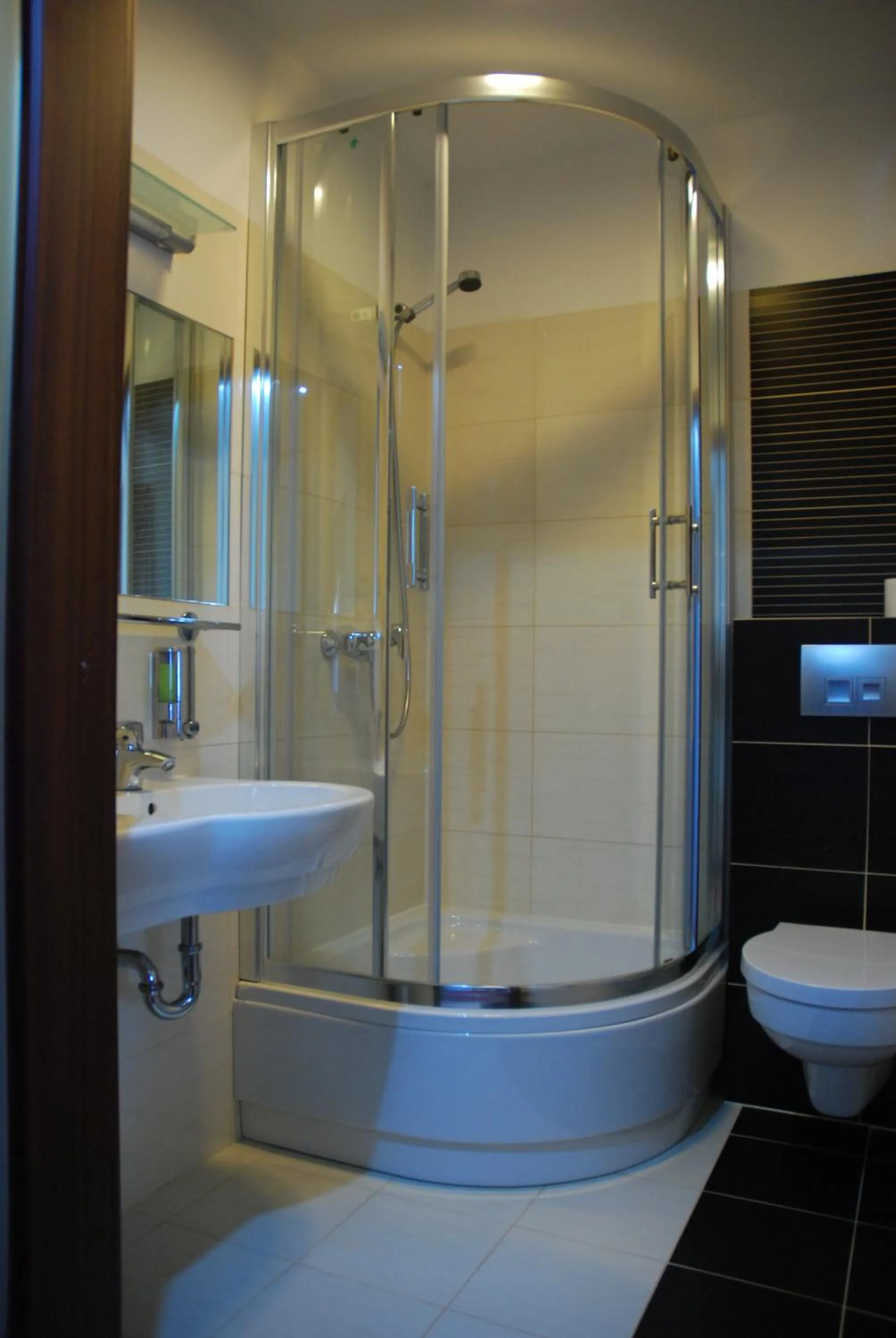 Shower in Hotel DYMINY