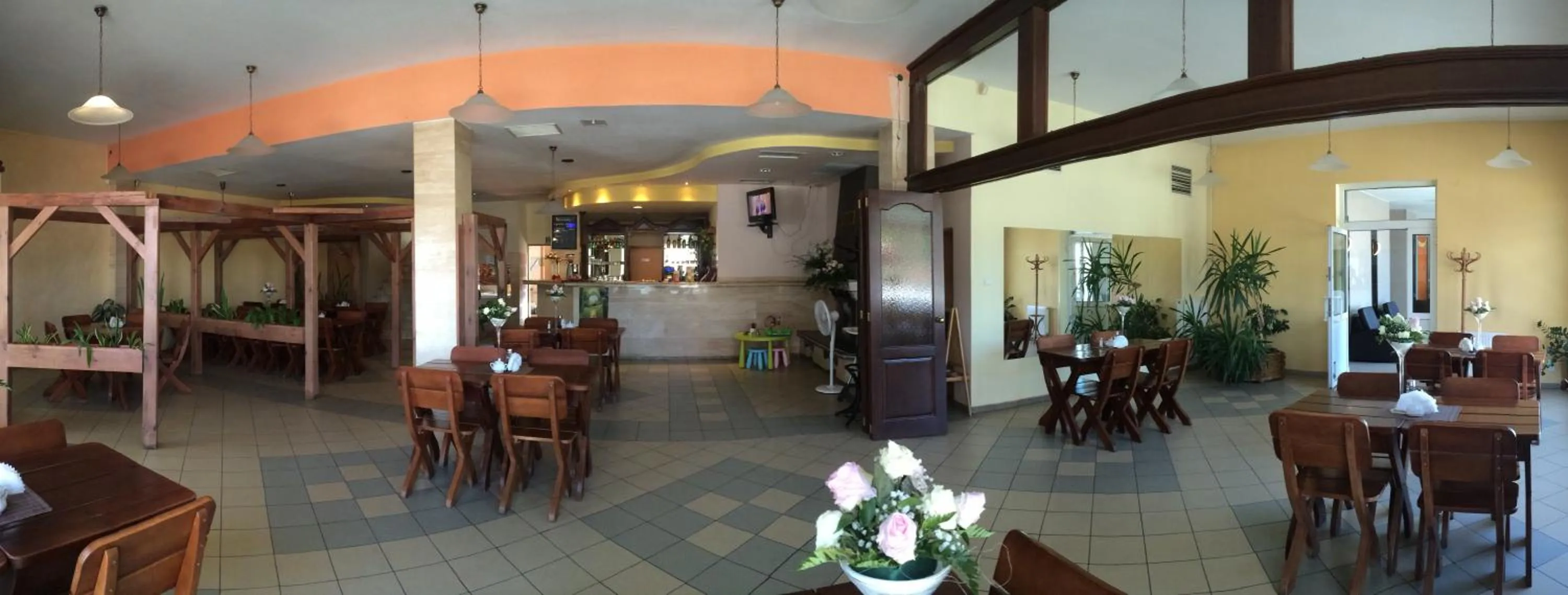 Restaurant/places to eat in Hotel DYMINY