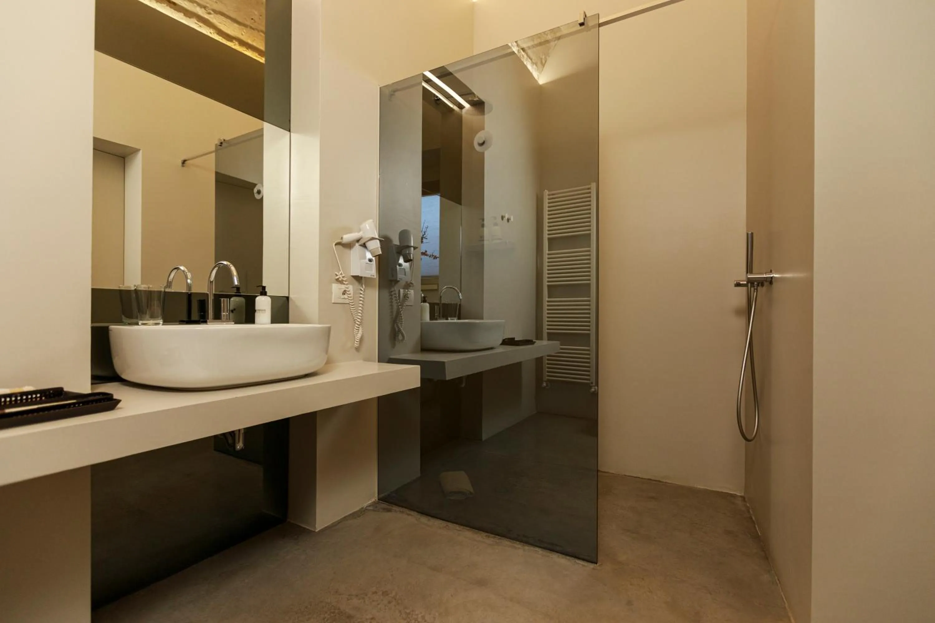 Shower in Embrace Sicily Guest House