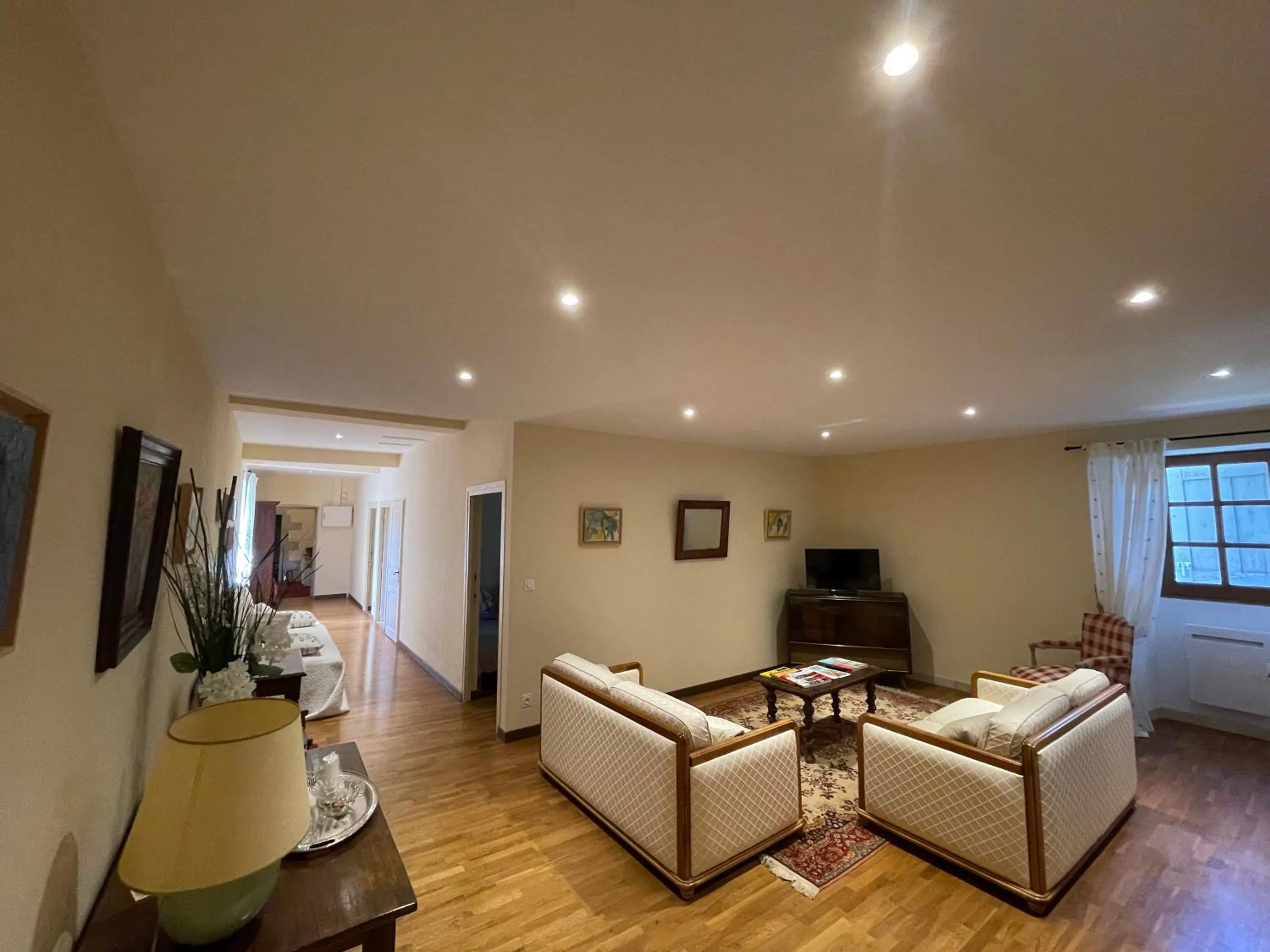 Communal lounge/ TV room in Château de Rousson