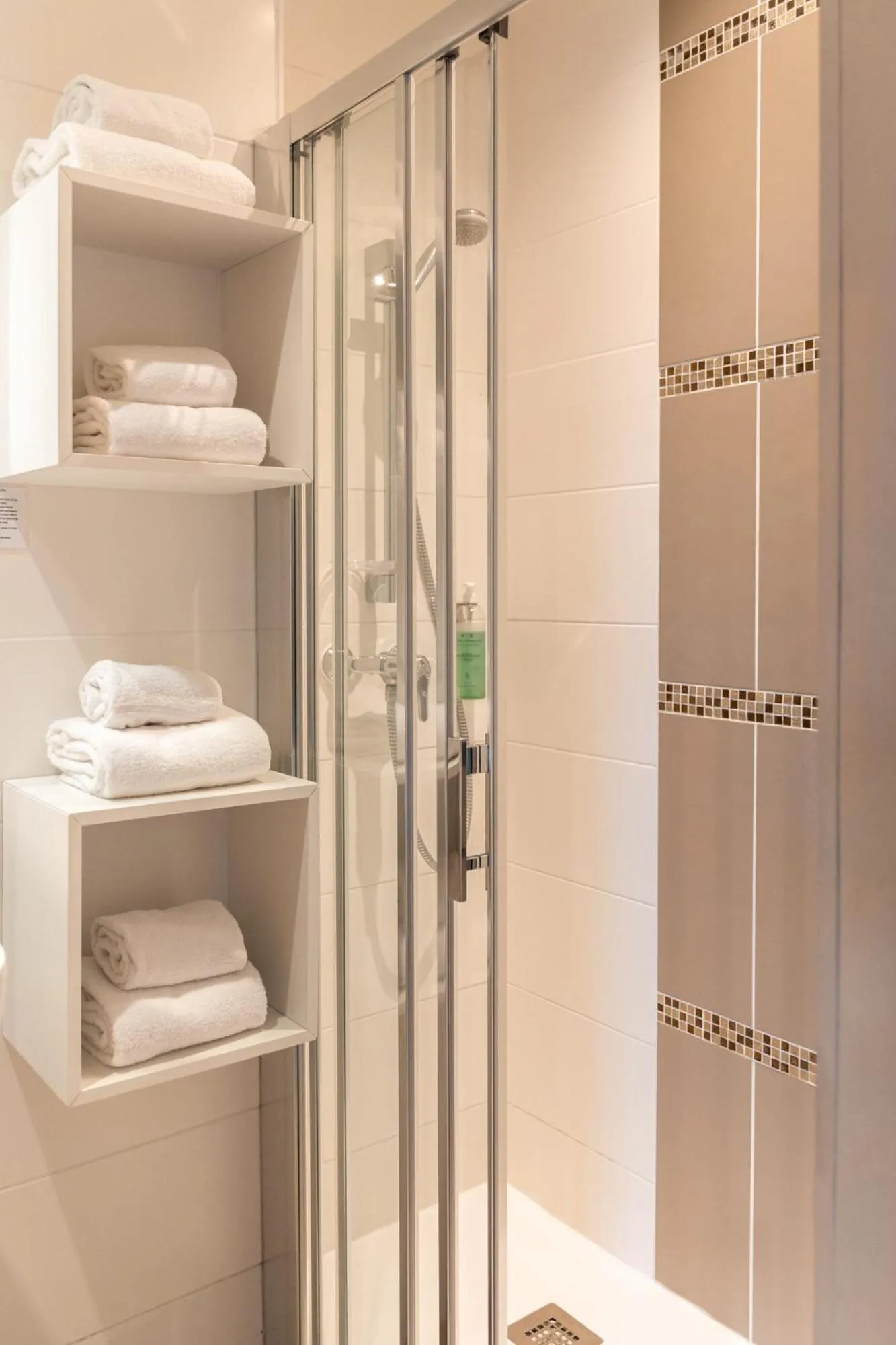 Bathroom in Hôtel du Château Dinan - Originals Boutique