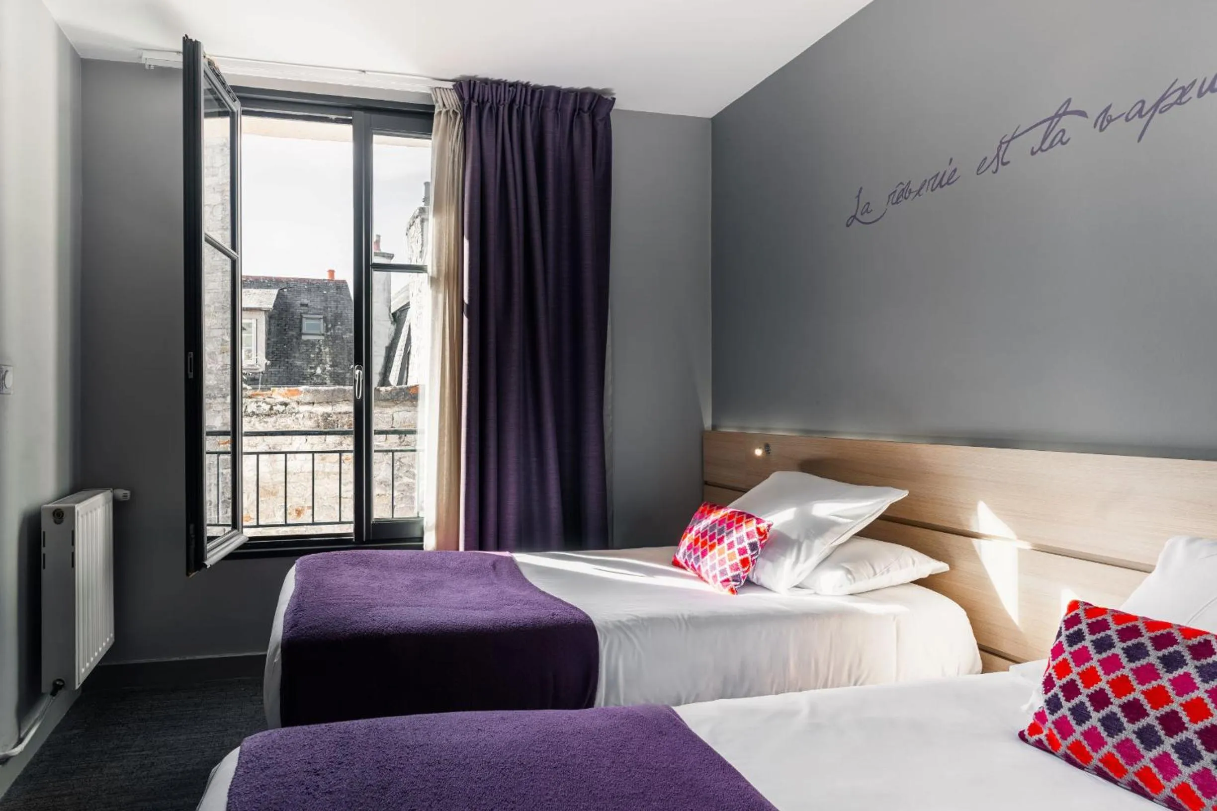 Bed in Hôtel du Château Dinan - Originals Boutique