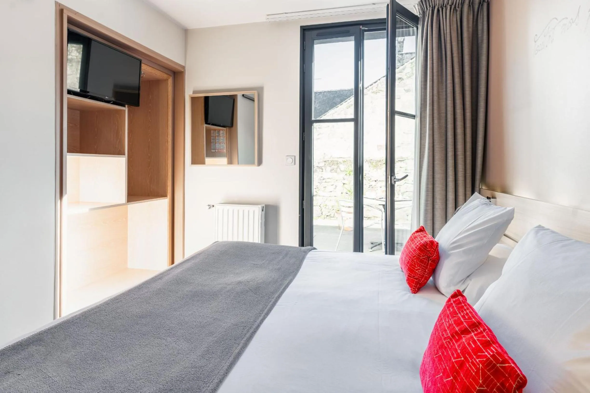 Bed in Hôtel du Château Dinan - Originals Boutique