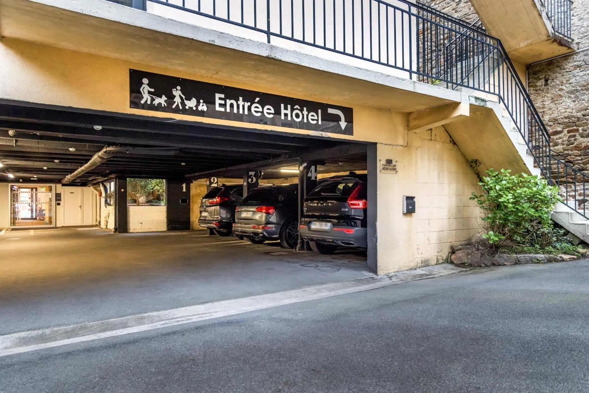 Parking in Hôtel du Château Dinan - Originals Boutique