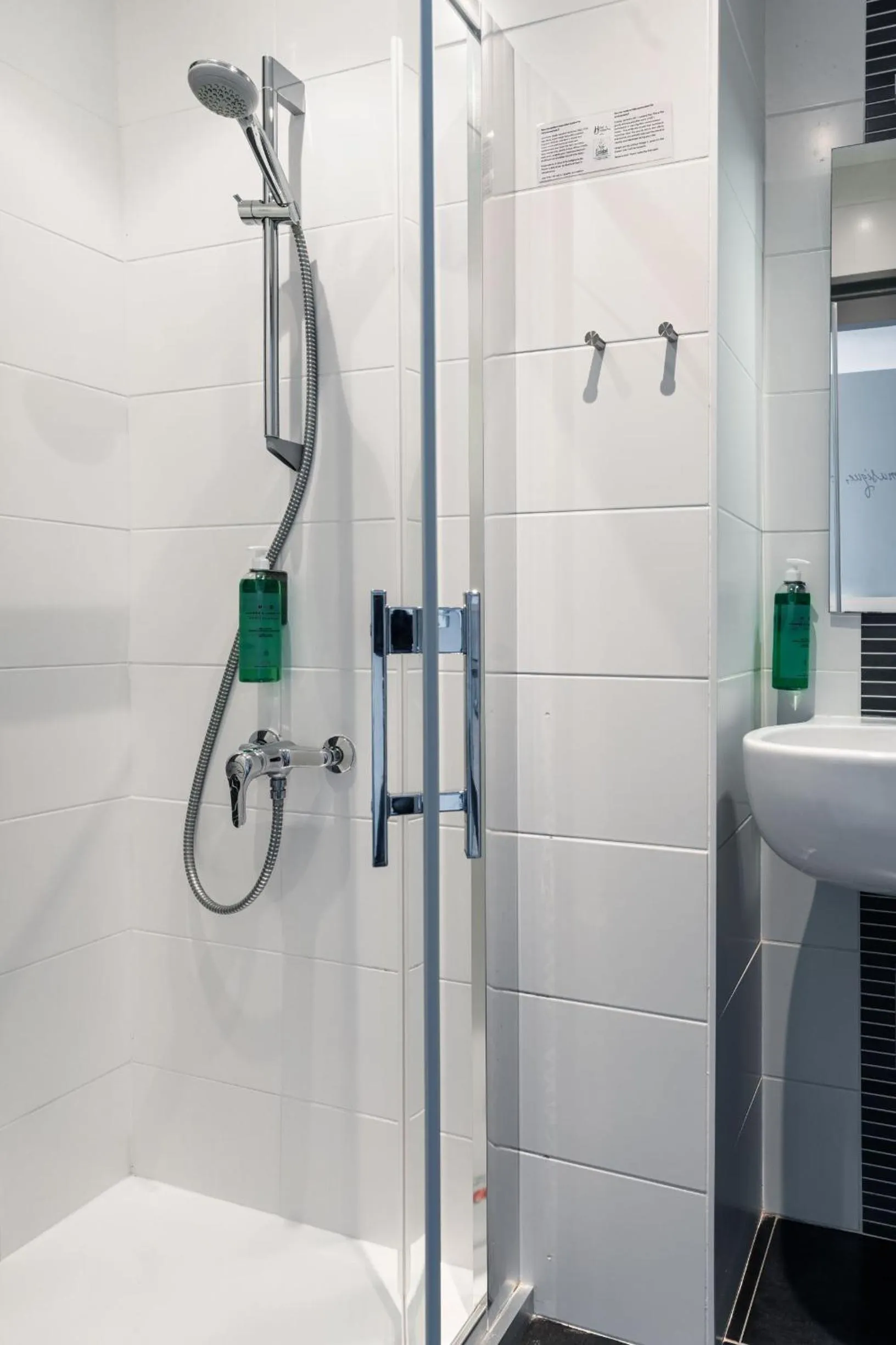 Shower in Hôtel du Château Dinan - Originals Boutique