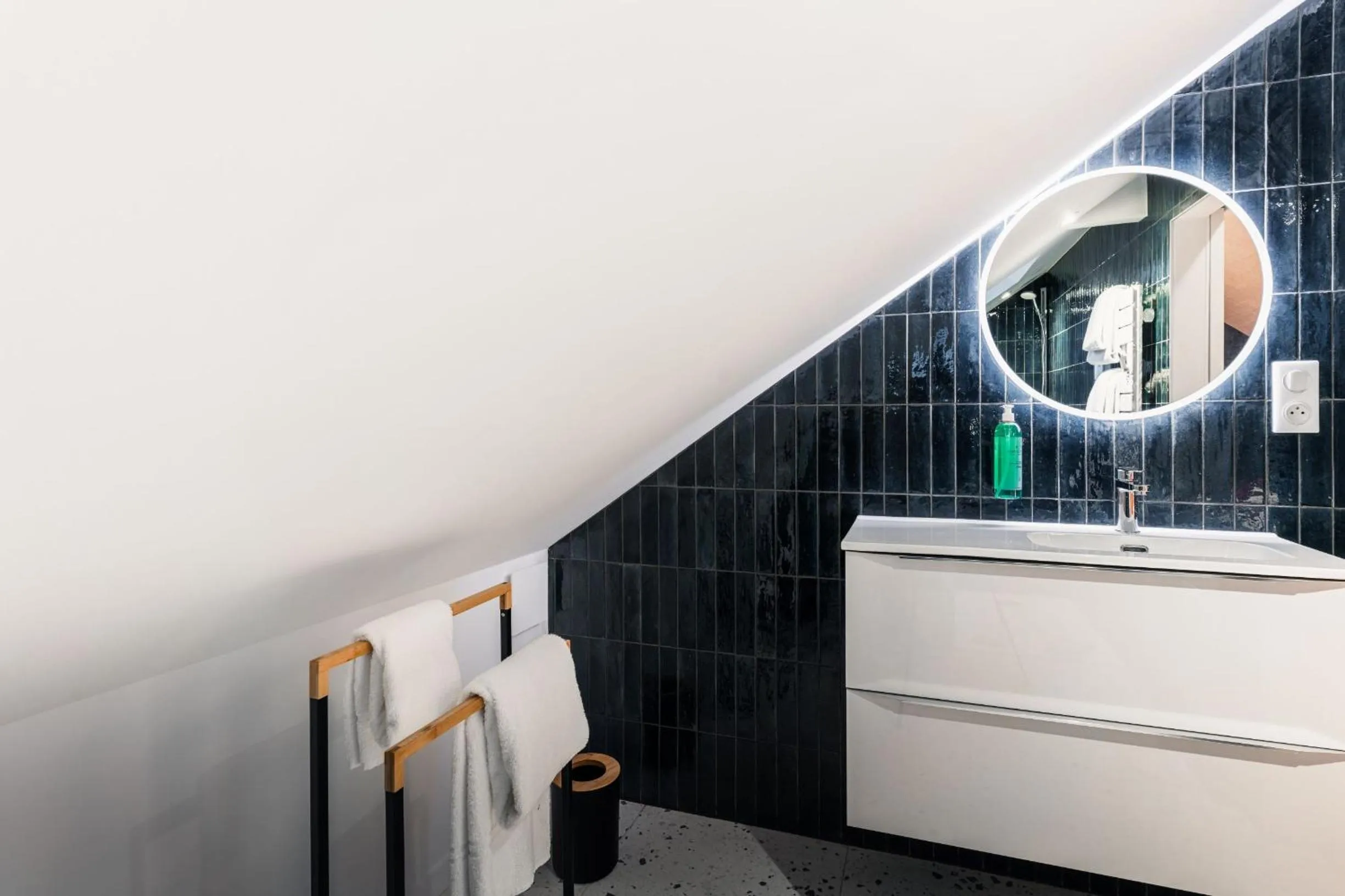 Bathroom in Hôtel du Château Dinan - Originals Boutique