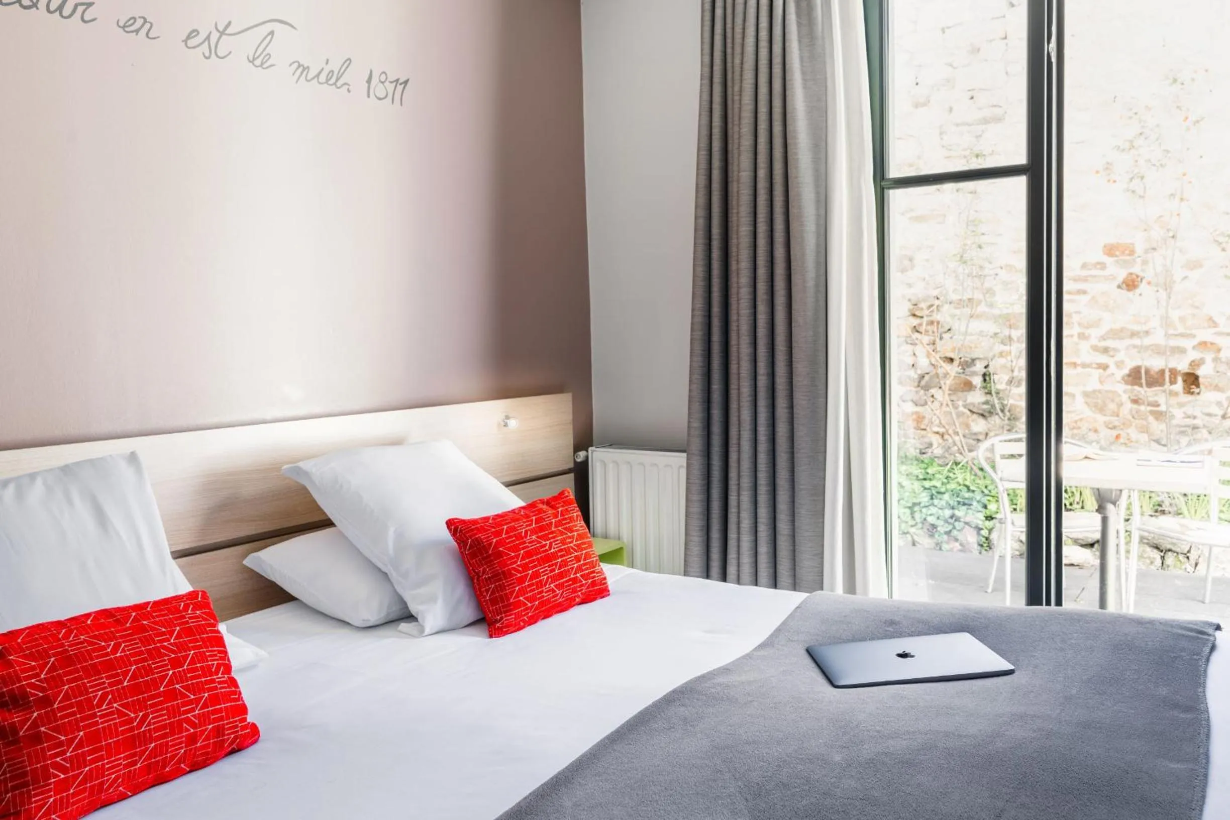 Bed in Hôtel du Château Dinan - Originals Boutique