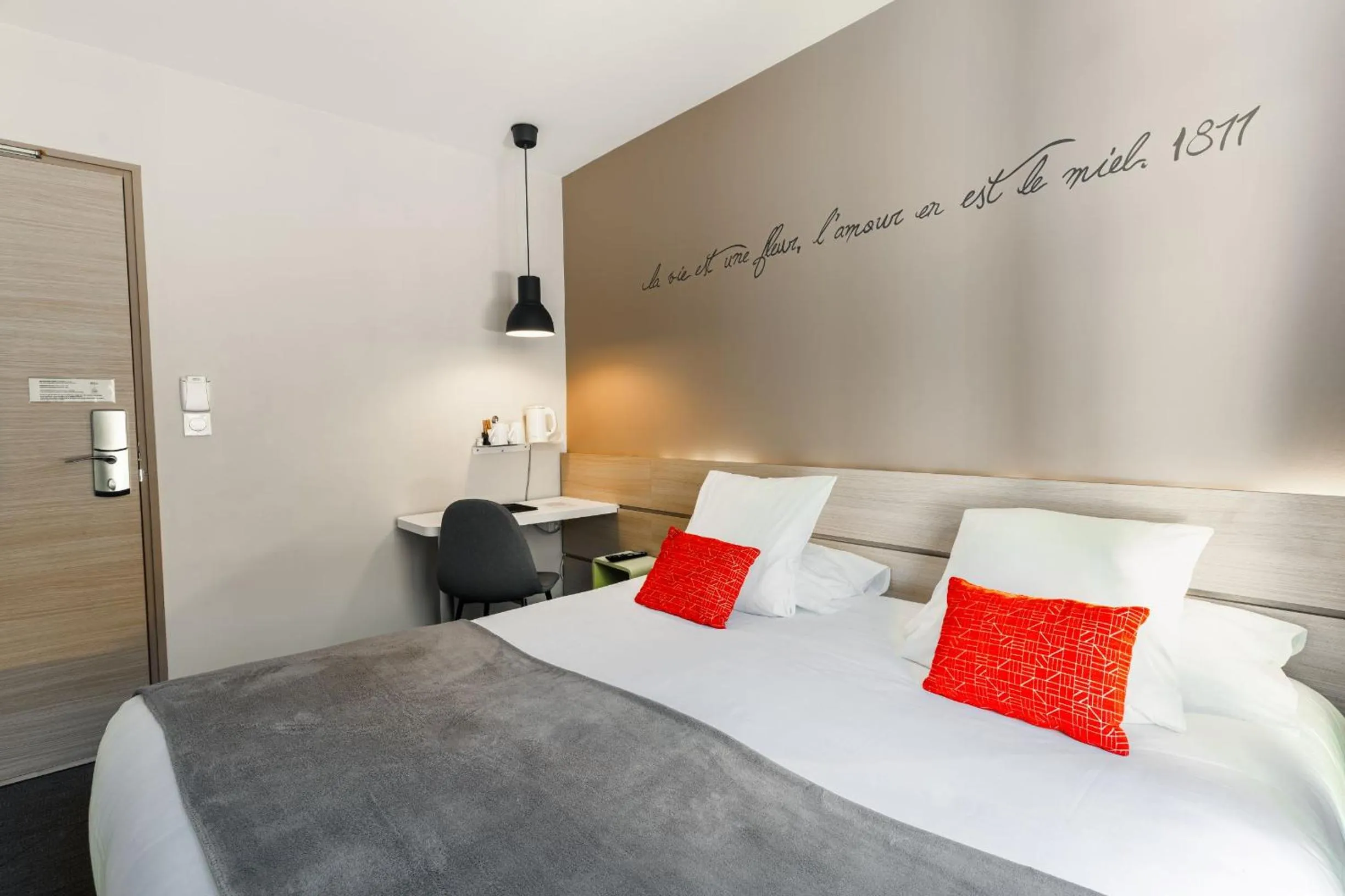 Bed in Hôtel du Château Dinan - Originals Boutique