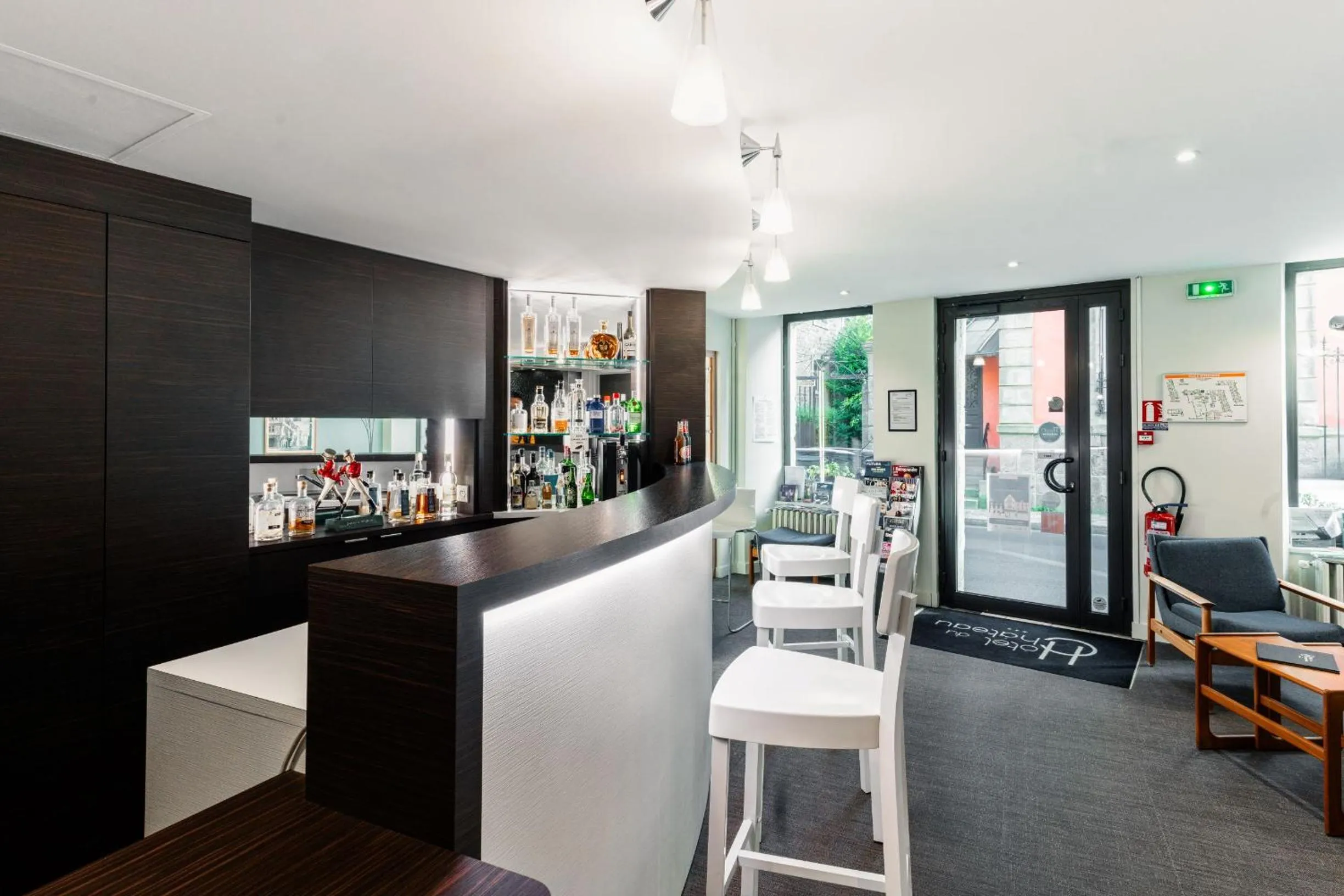 Lounge or bar in Hôtel du Château Dinan - Originals Boutique