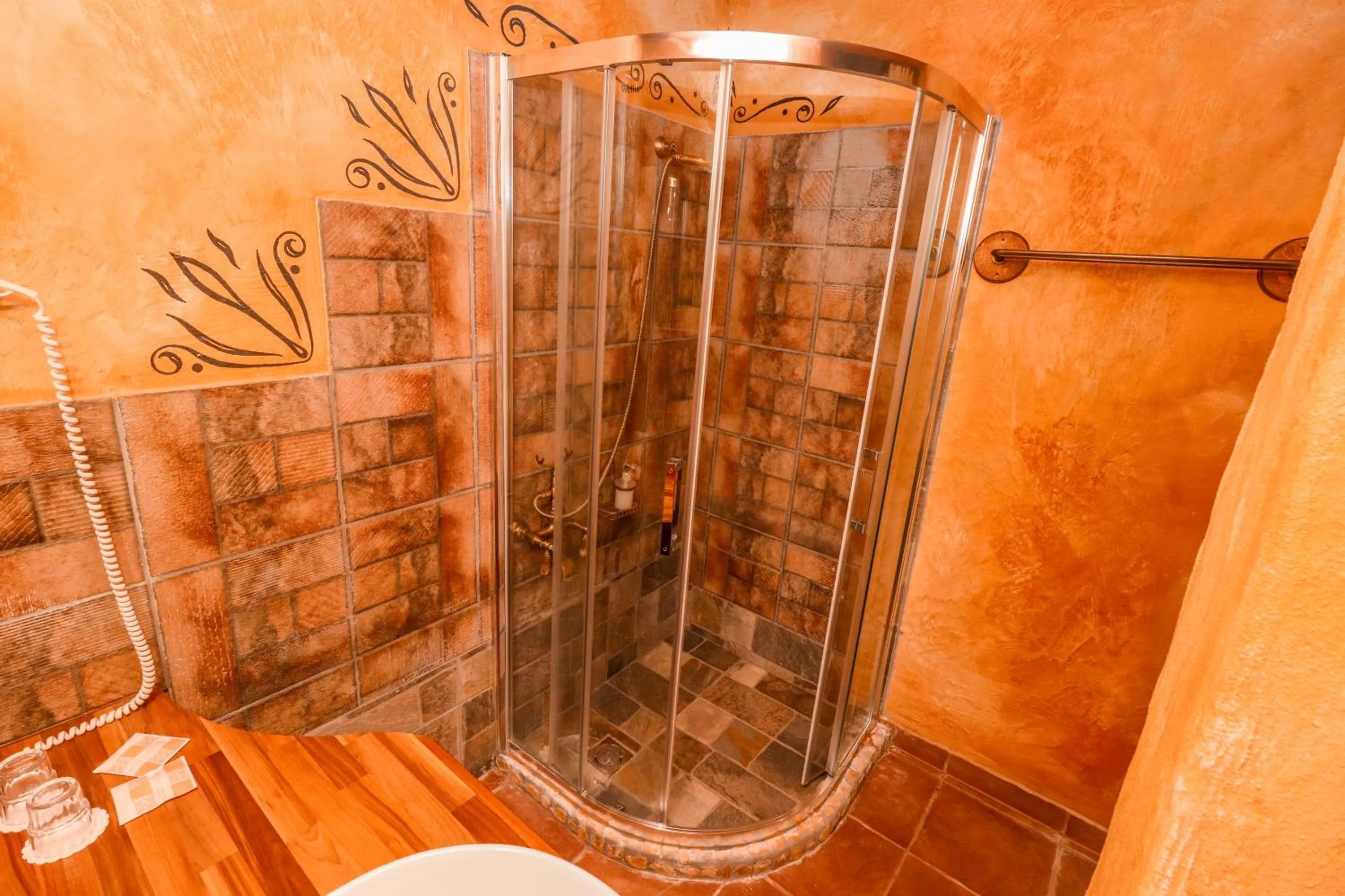 Shower in Puchner Kastélyszálló