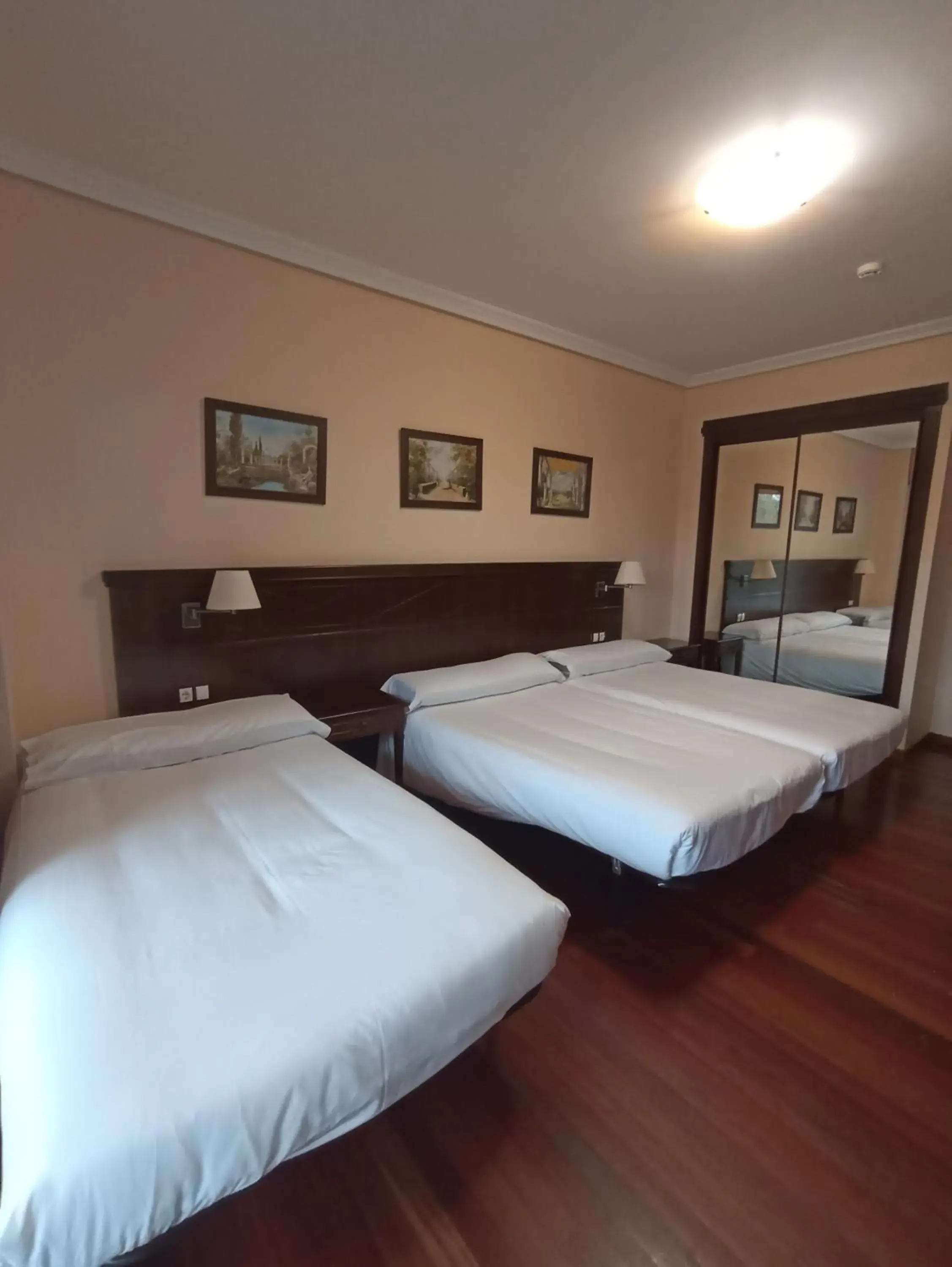 Comfort Triple Room in Pazo de Monterrei Comfort Triple Room in Pazo de Monterrei