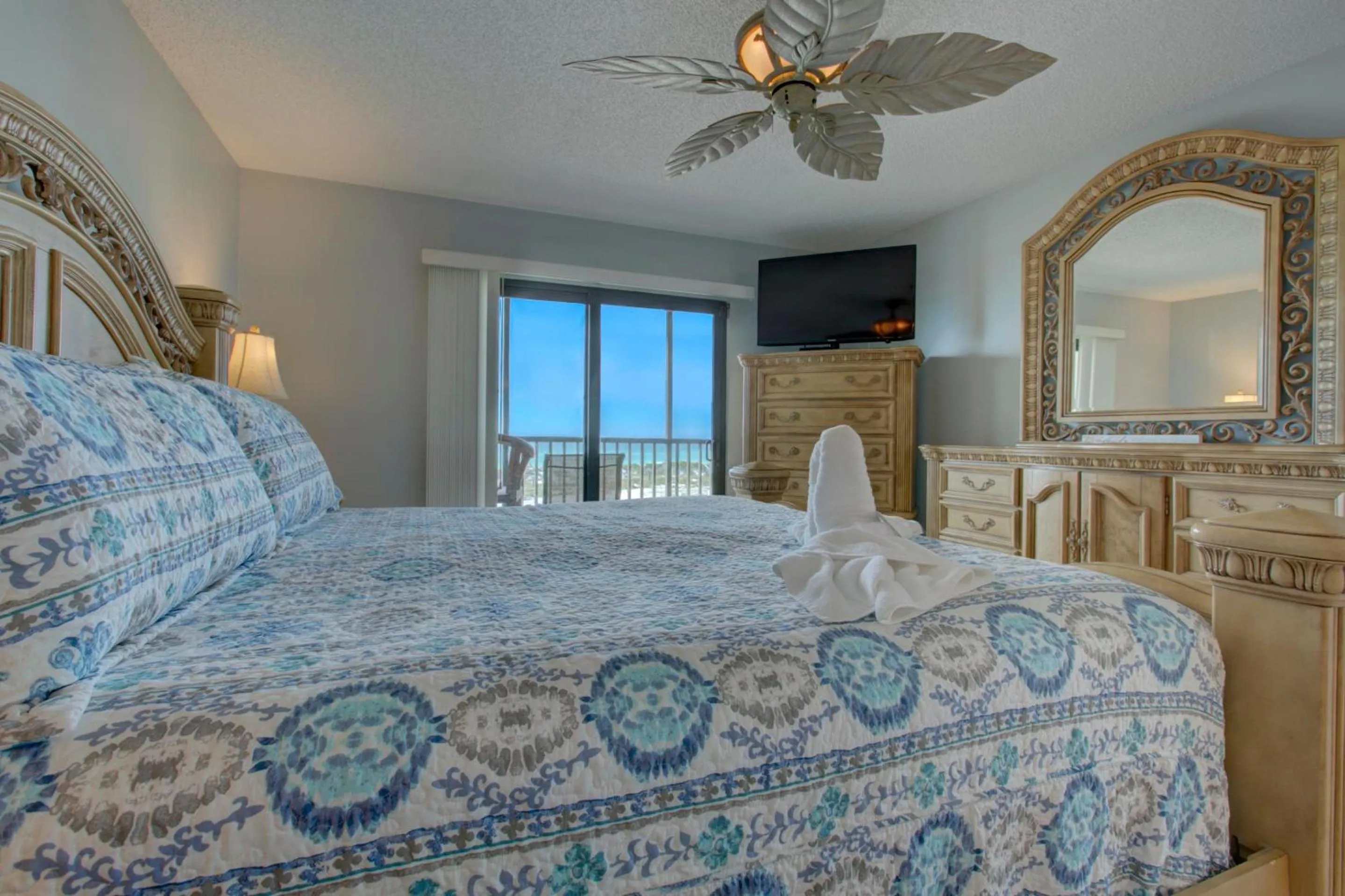 Property building, Bed in Anna Maria Island Beach Sands
