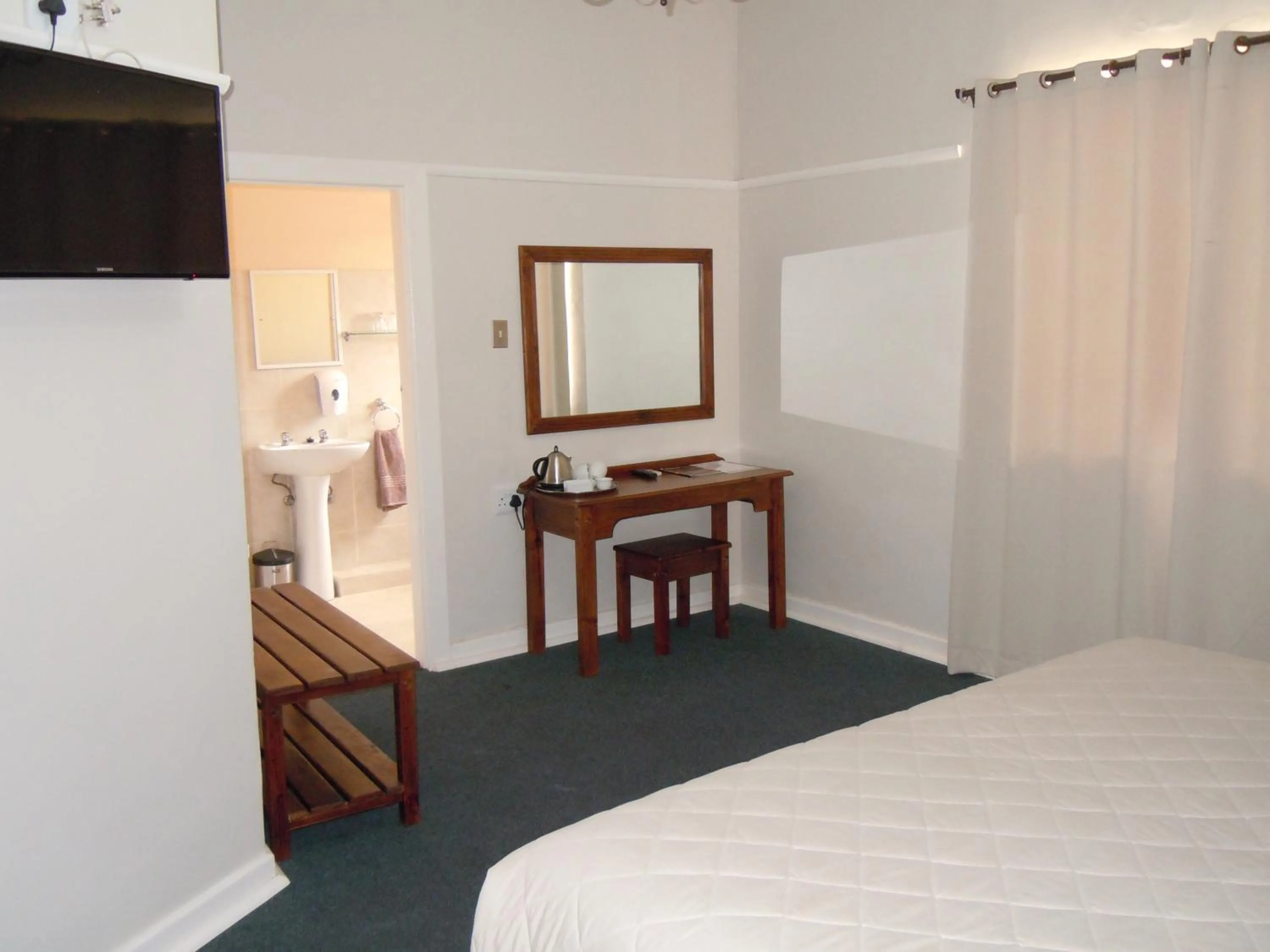 Bathroom, Bed in Colesberg Lodge