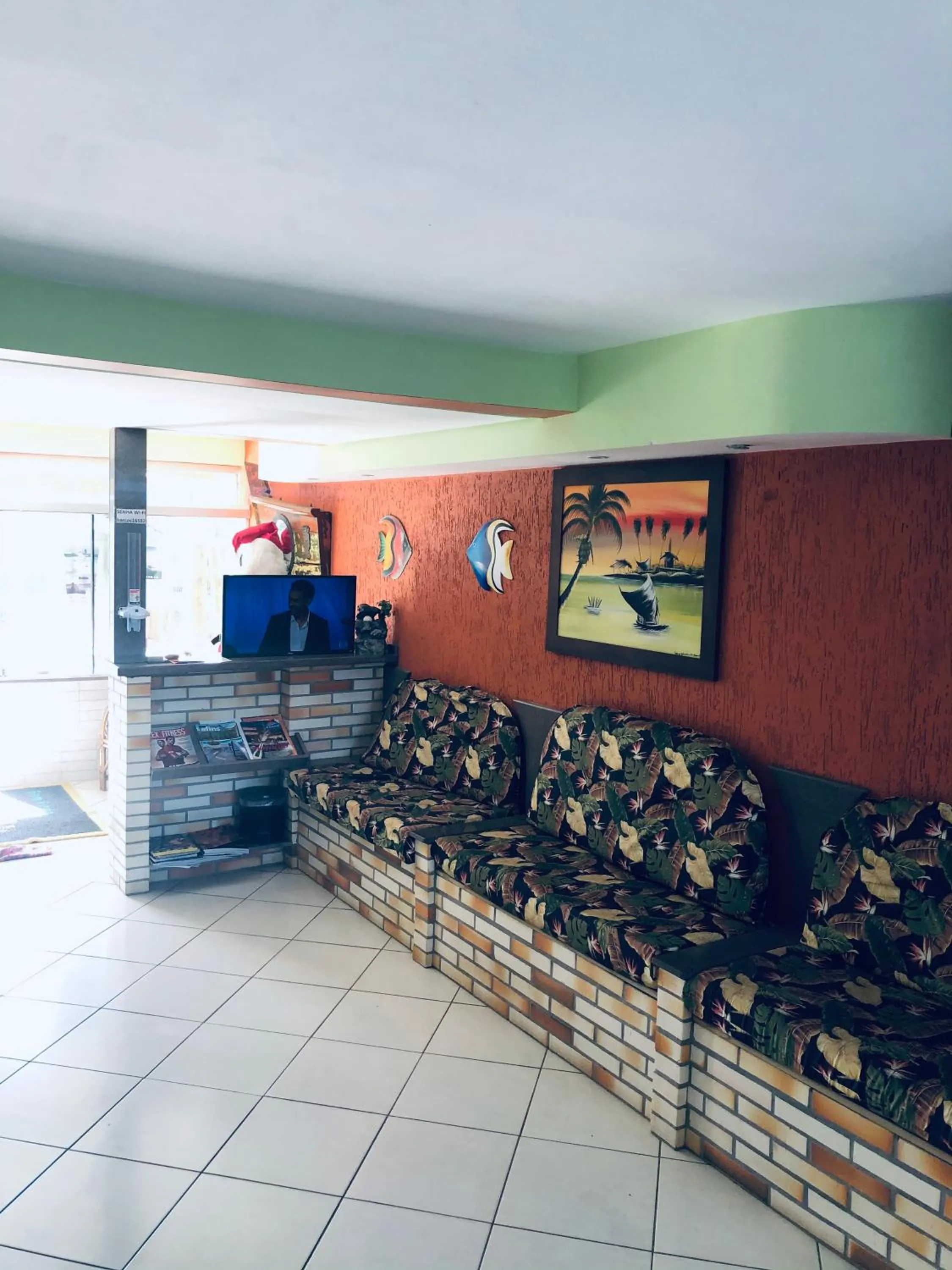 Communal lounge/ TV room in Pousada Mirante Dos Barcos