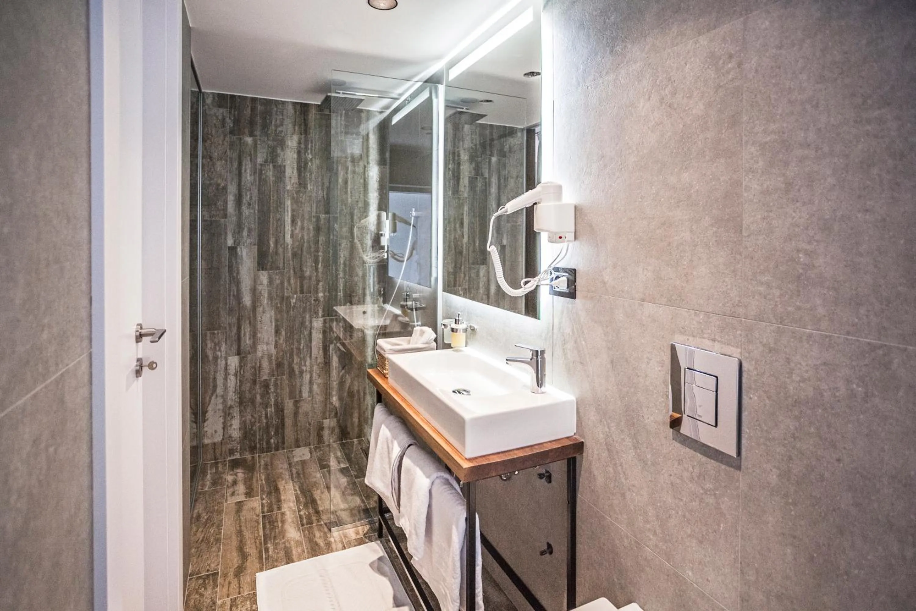 Shower in Nomad Luxury Suites