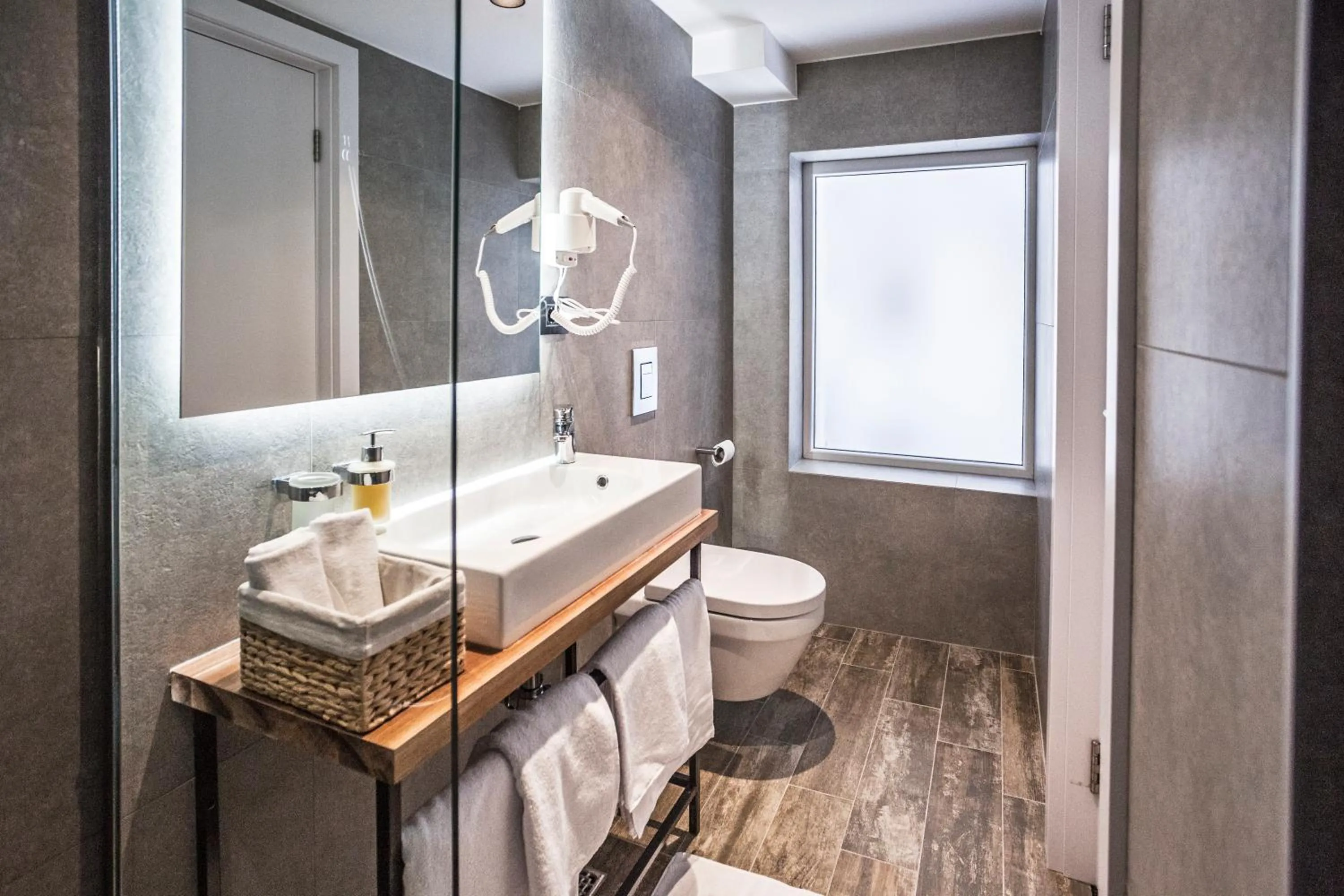 Shower in Nomad Luxury Suites