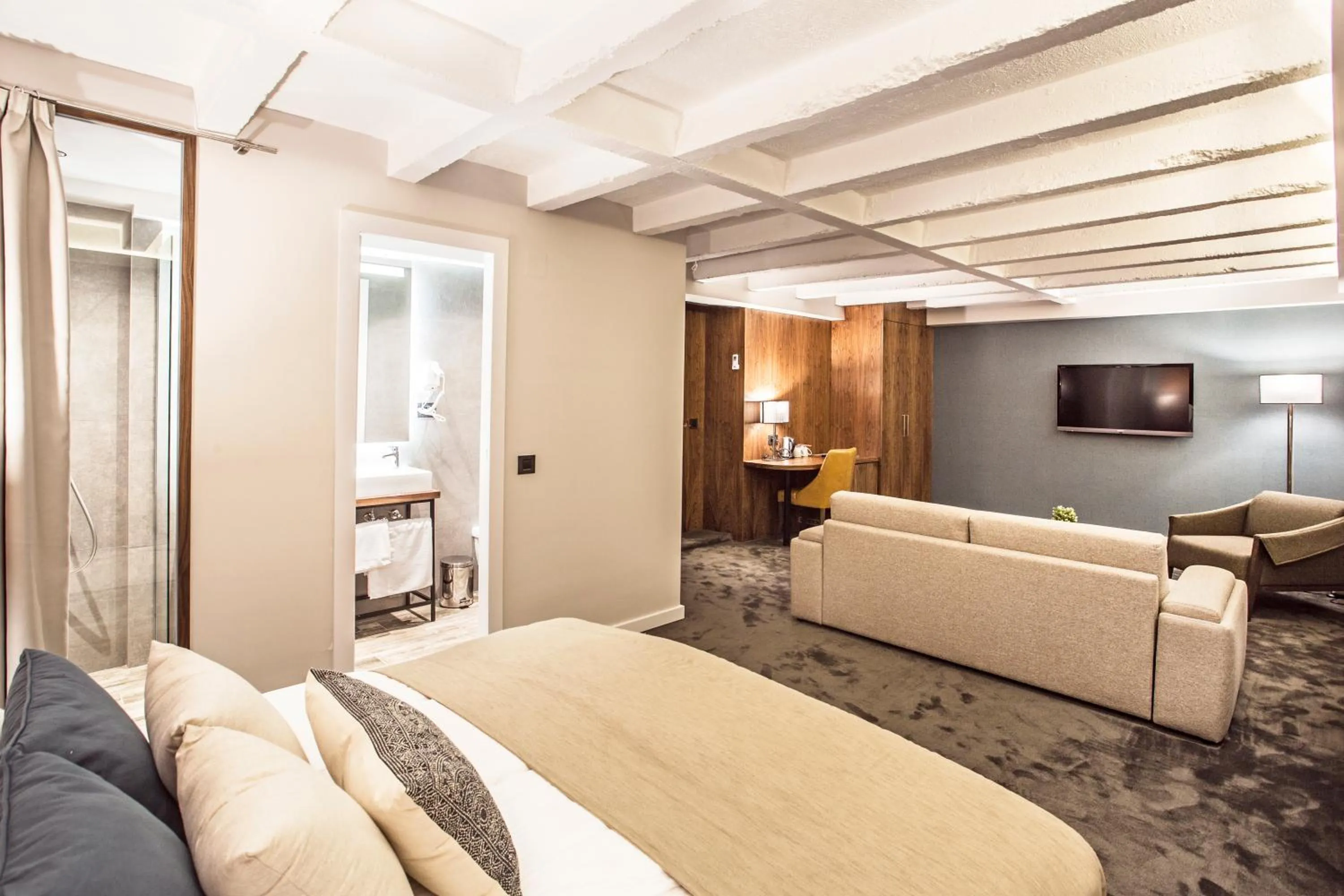 Shower in Nomad Luxury Suites