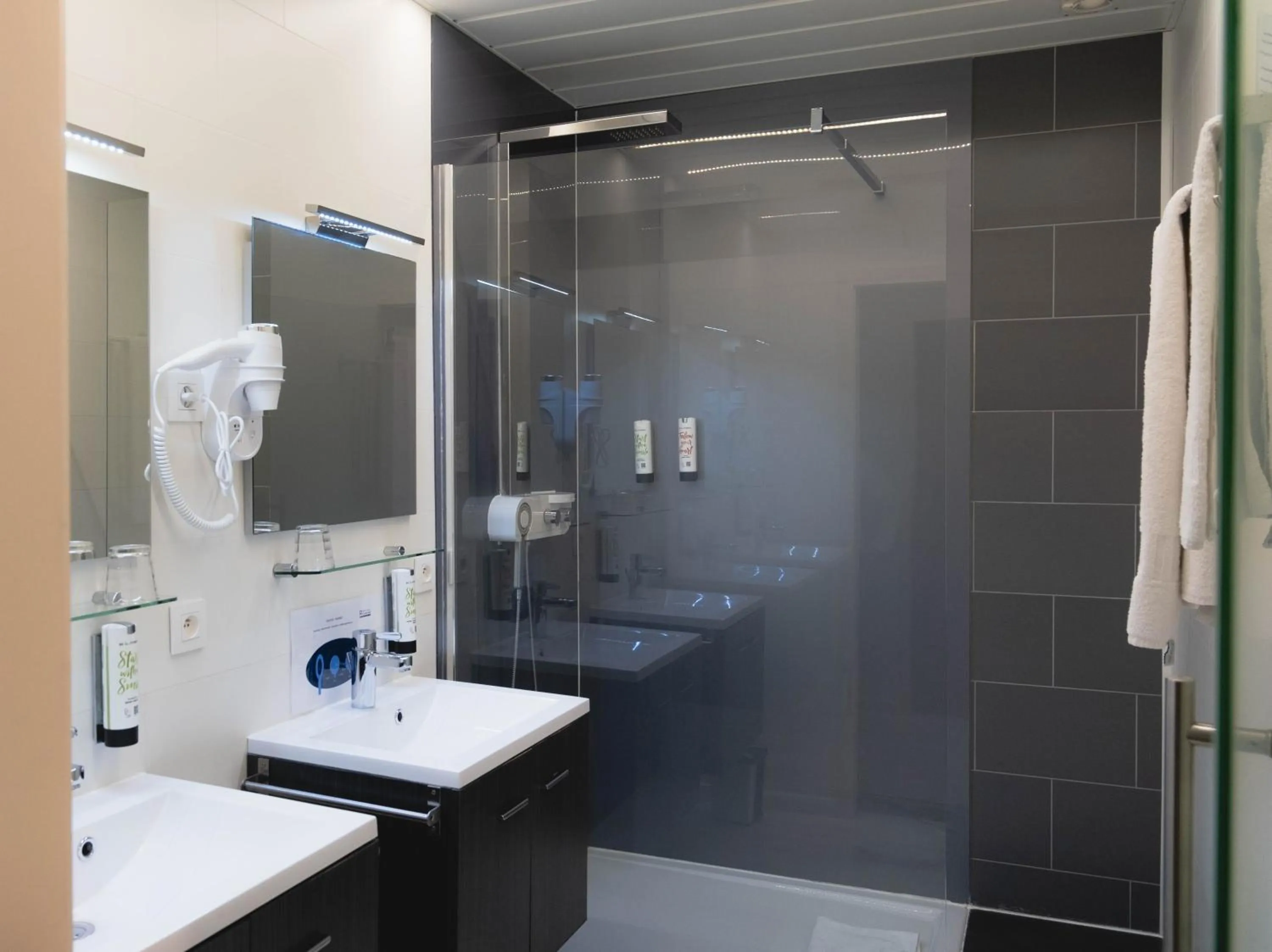 Shower in Hotel Richmond