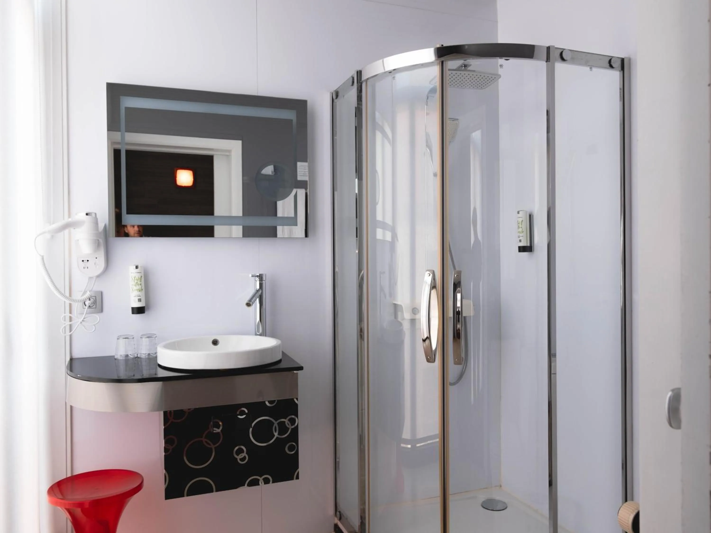 Shower in Hotel Richmond