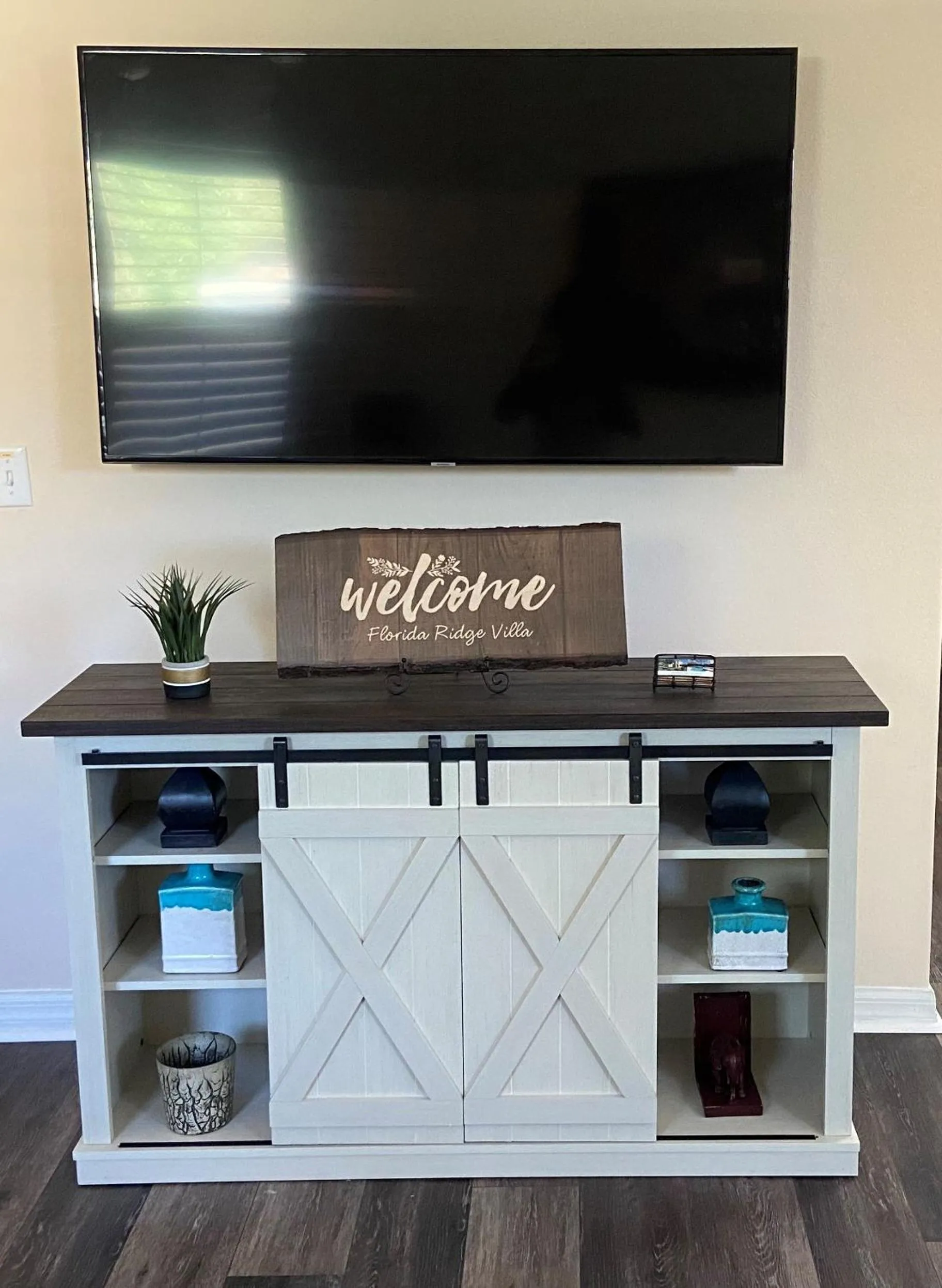 Living room in Cozy Villa With South Facing Pool
