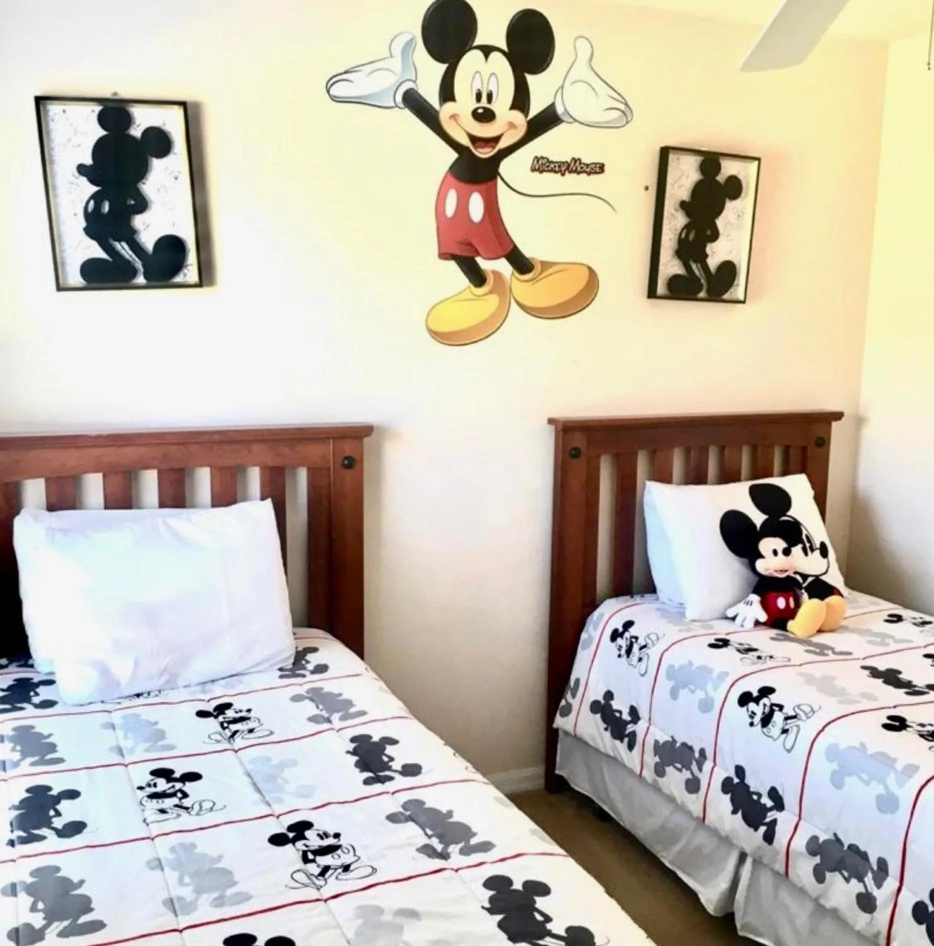 Bed in Cozy Villa With South Facing Pool