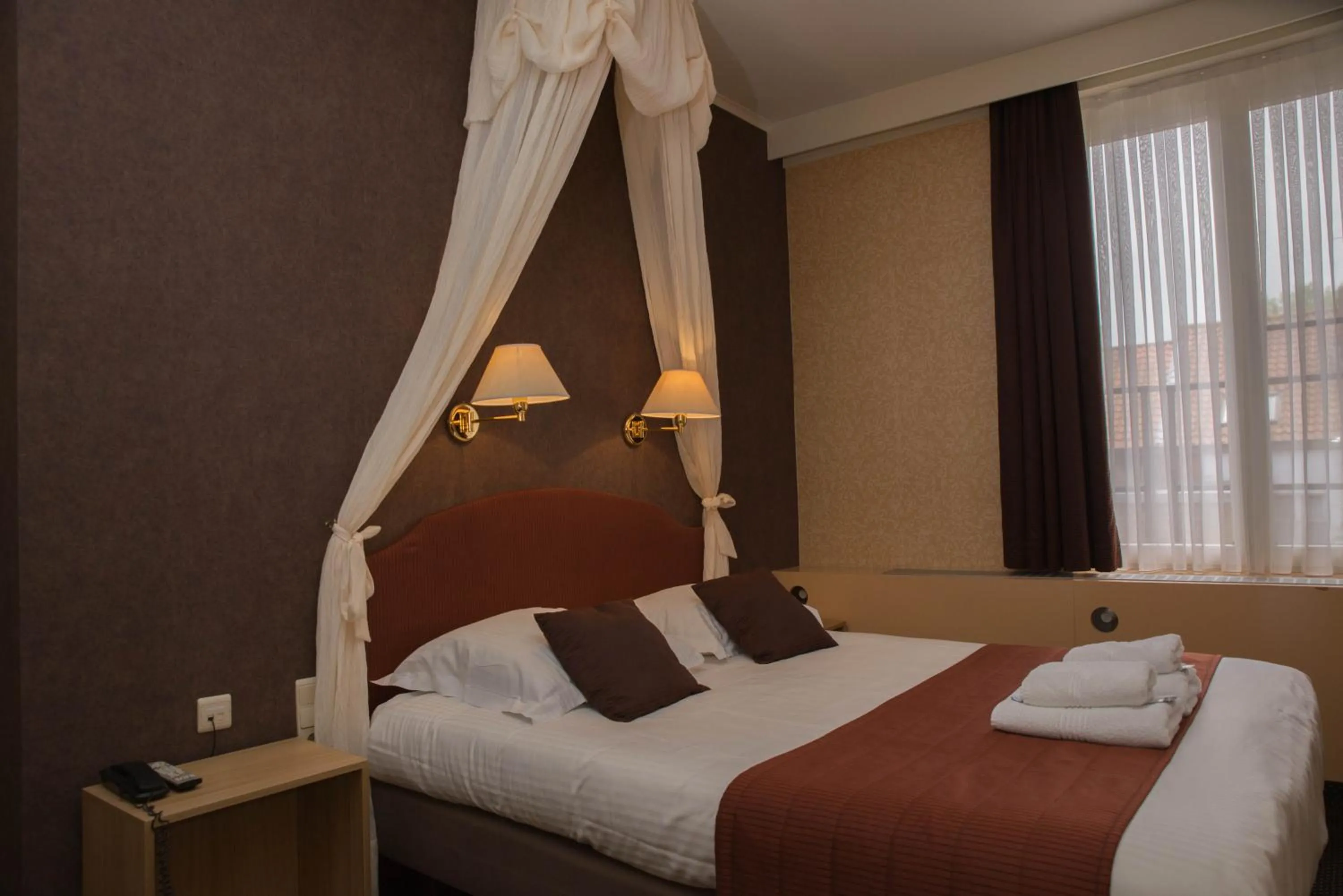 Photo of the whole room, Bed in Hotel Groeninghe