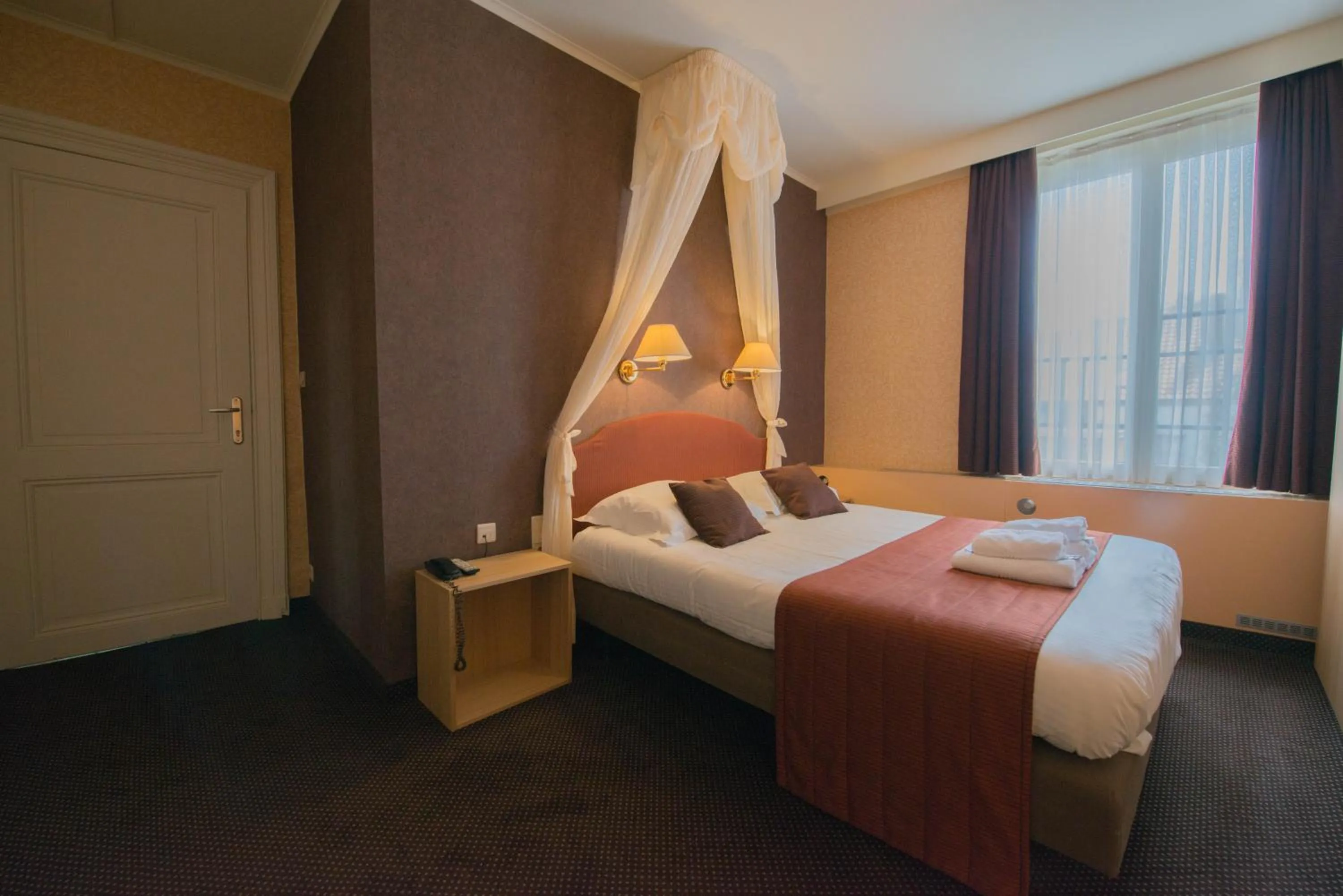 Photo of the whole room, Bed in Hotel Groeninghe