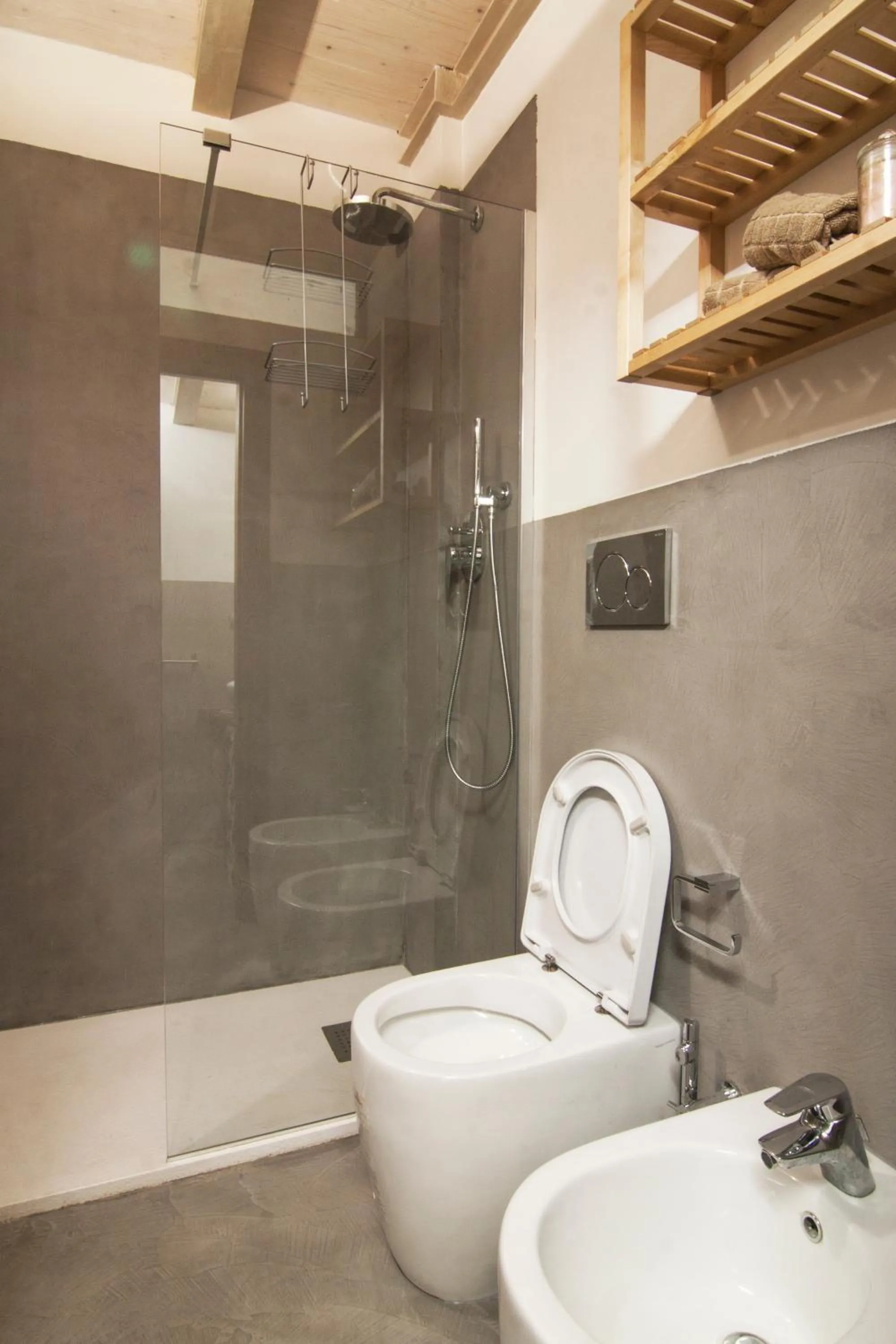 Shower in Alessia's Flat - Mac Mahon