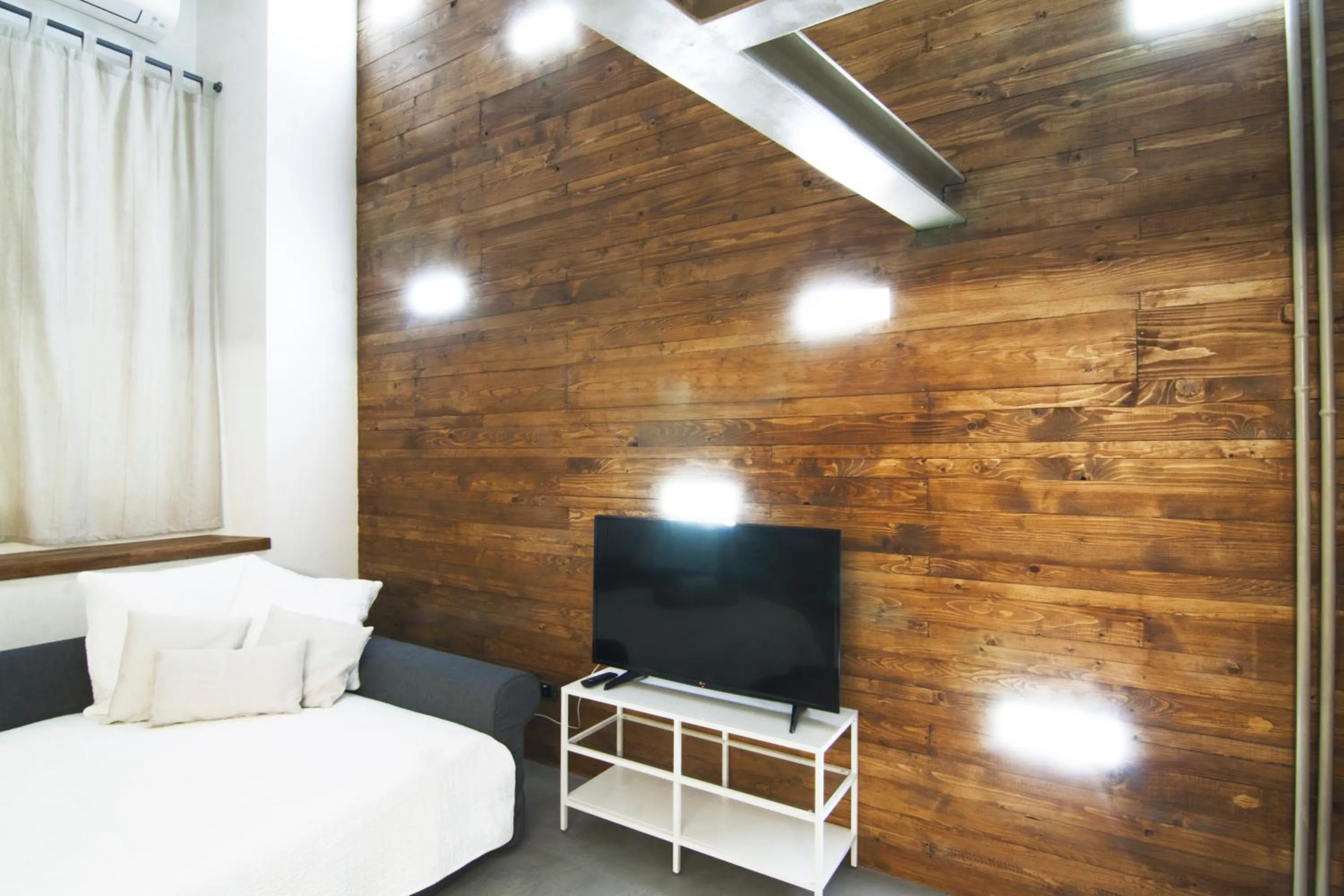 Property building, Bed in Alessia's Flat - Mac Mahon