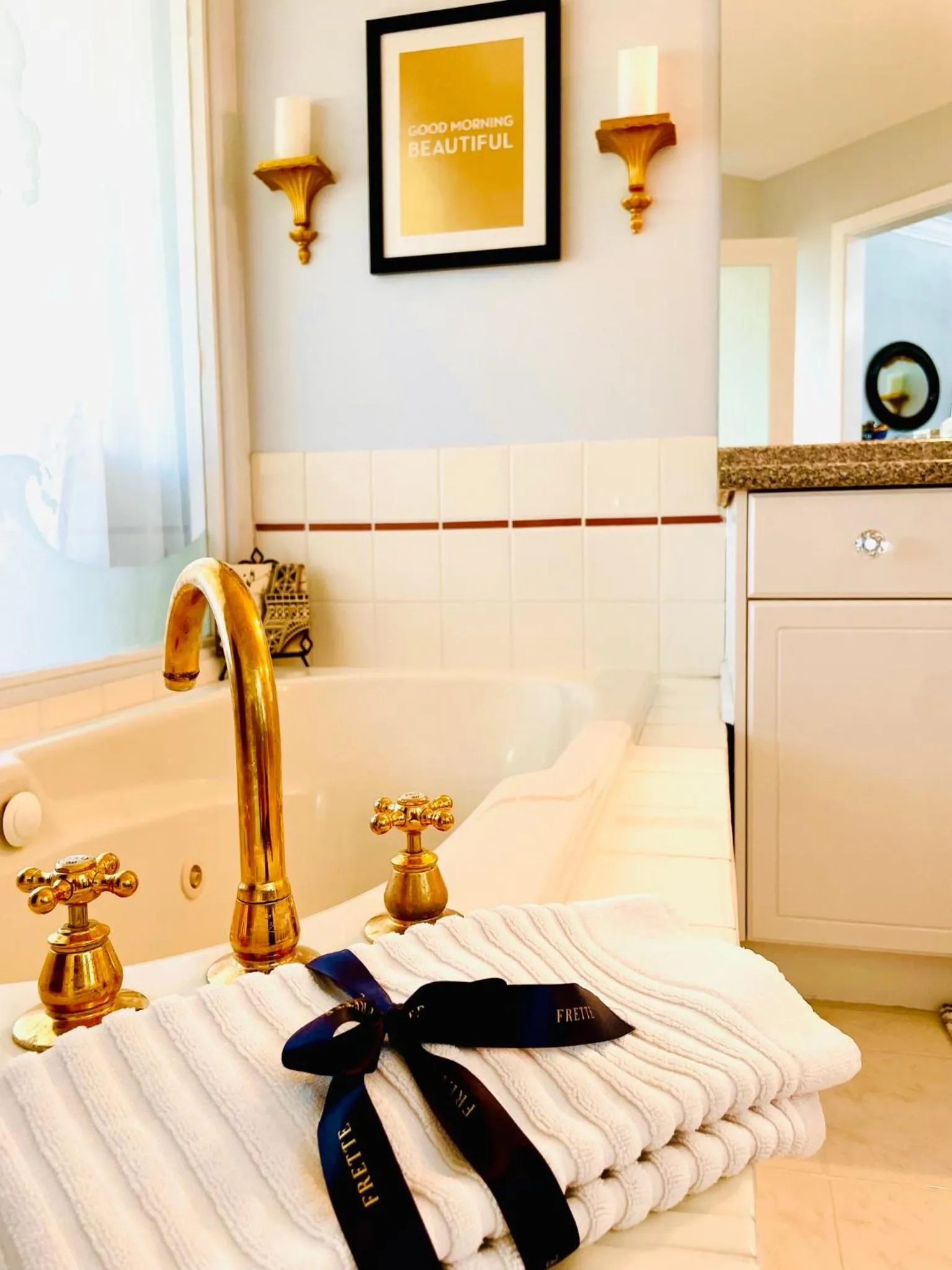 Hot Tub, Bed in Donna's Bed & Breakfast