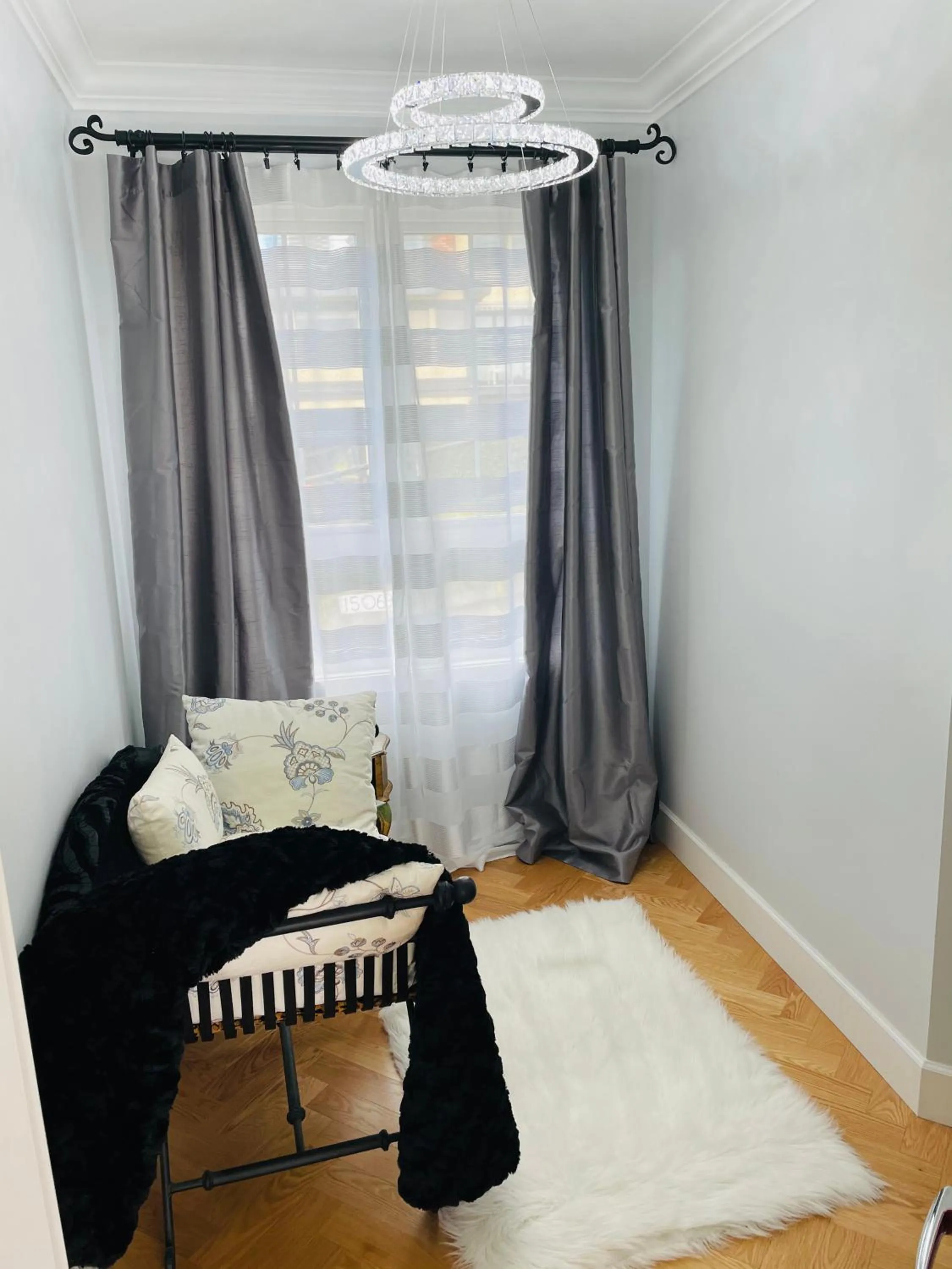 Seating area, Bed in Donna's Bed & Breakfast