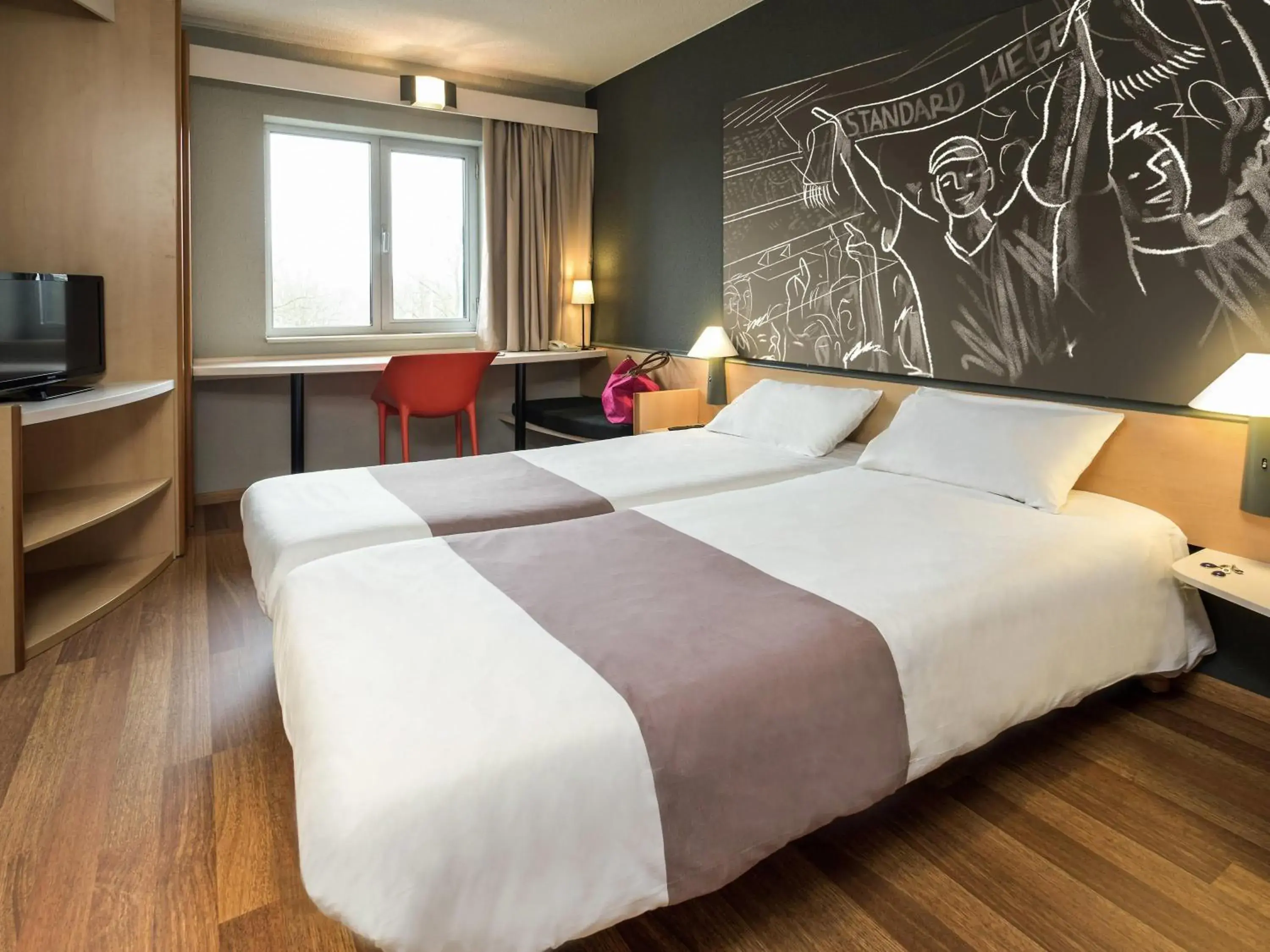Room with One Double Bed and one Single Bed in ibis Liège Seraing Room with One Double Bed and one Single Bed in ibis Liège Seraing