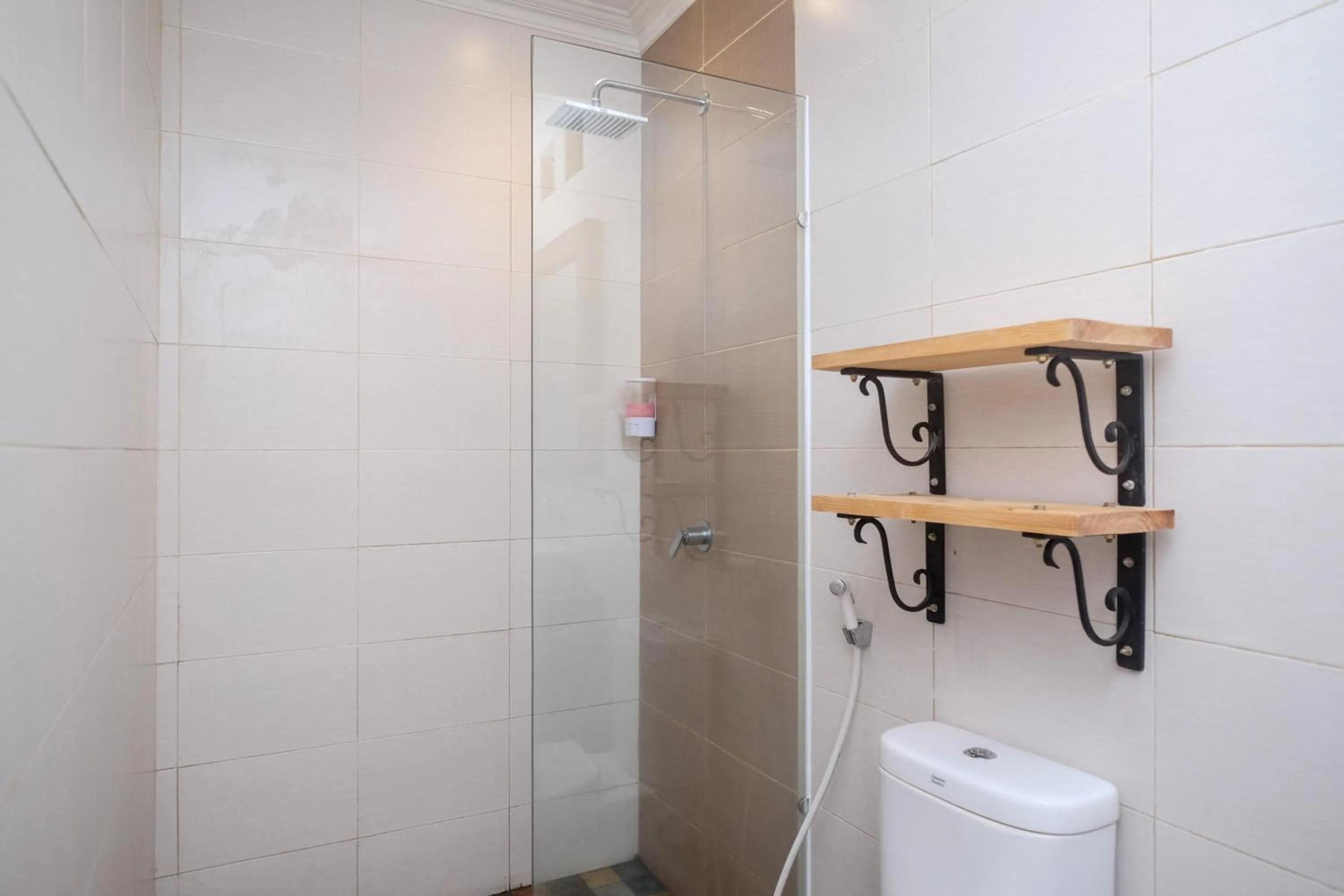 Bathroom in Urbanview Hotel Syariah Wisnugraha by RedDoorz