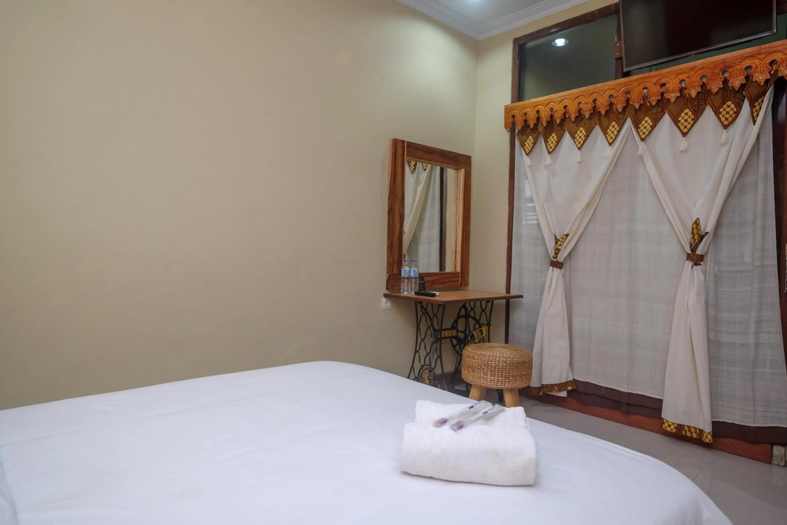 Bedroom, Bed in Urbanview Hotel Syariah Wisnugraha by RedDoorz