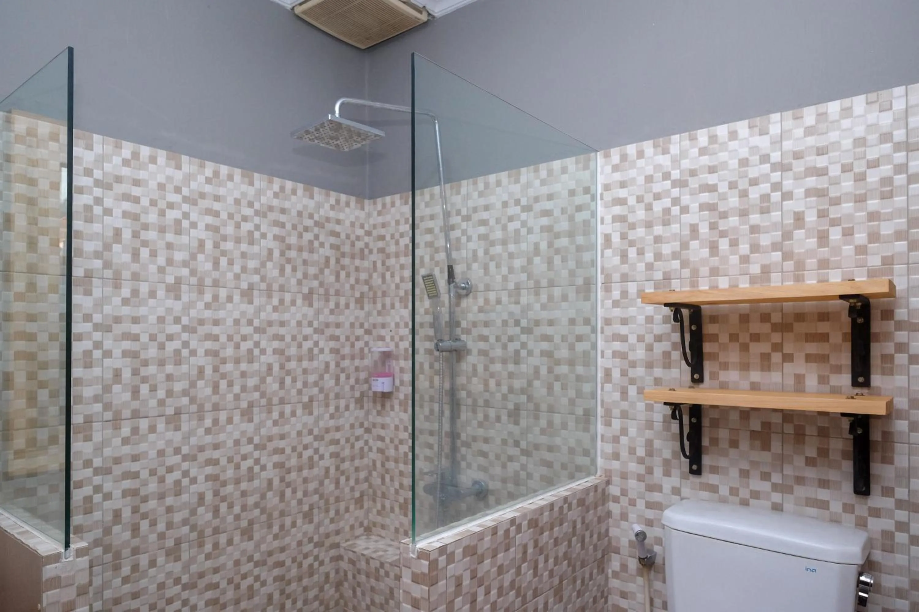 Bathroom in Urbanview Hotel Syariah Wisnugraha by RedDoorz