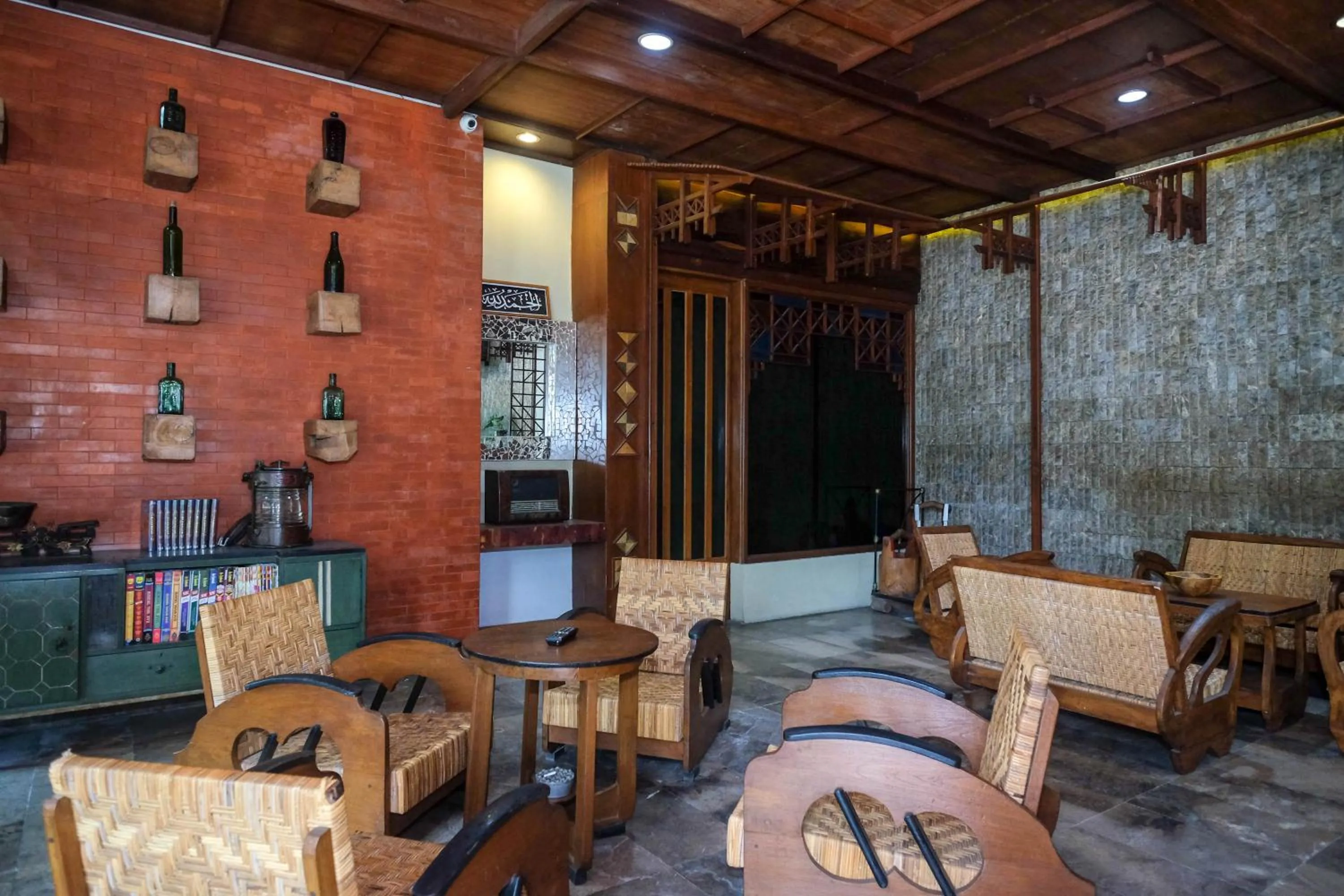 Seating area in Urbanview Hotel Syariah Wisnugraha by RedDoorz