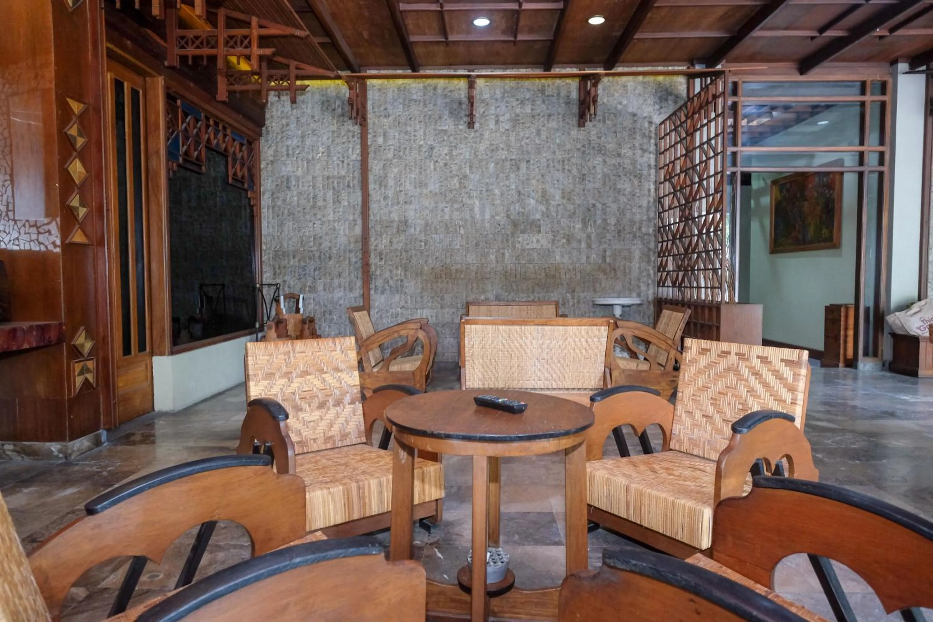 Seating area in Urbanview Hotel Syariah Wisnugraha by RedDoorz