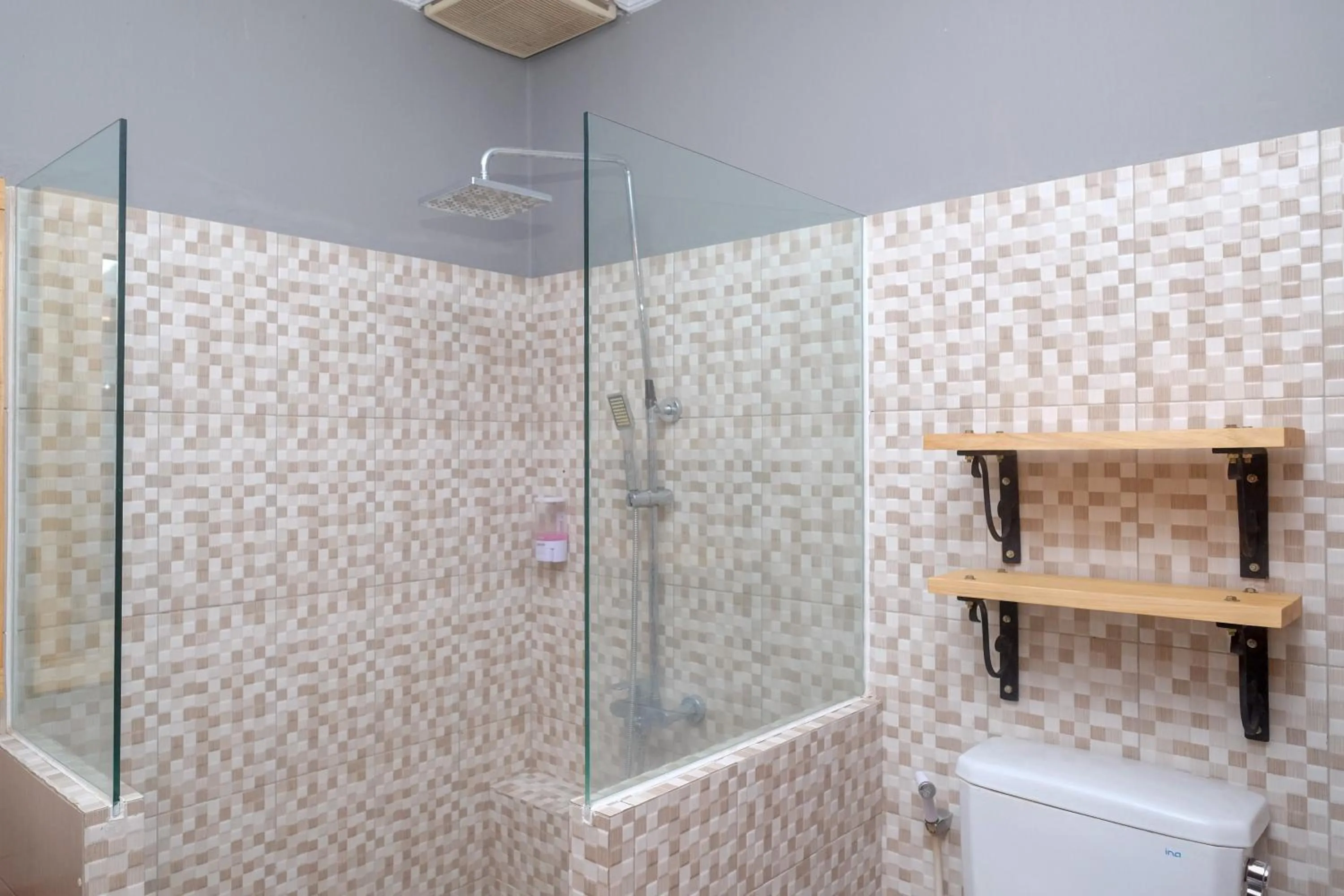 Bathroom in Urbanview Hotel Syariah Wisnugraha by RedDoorz