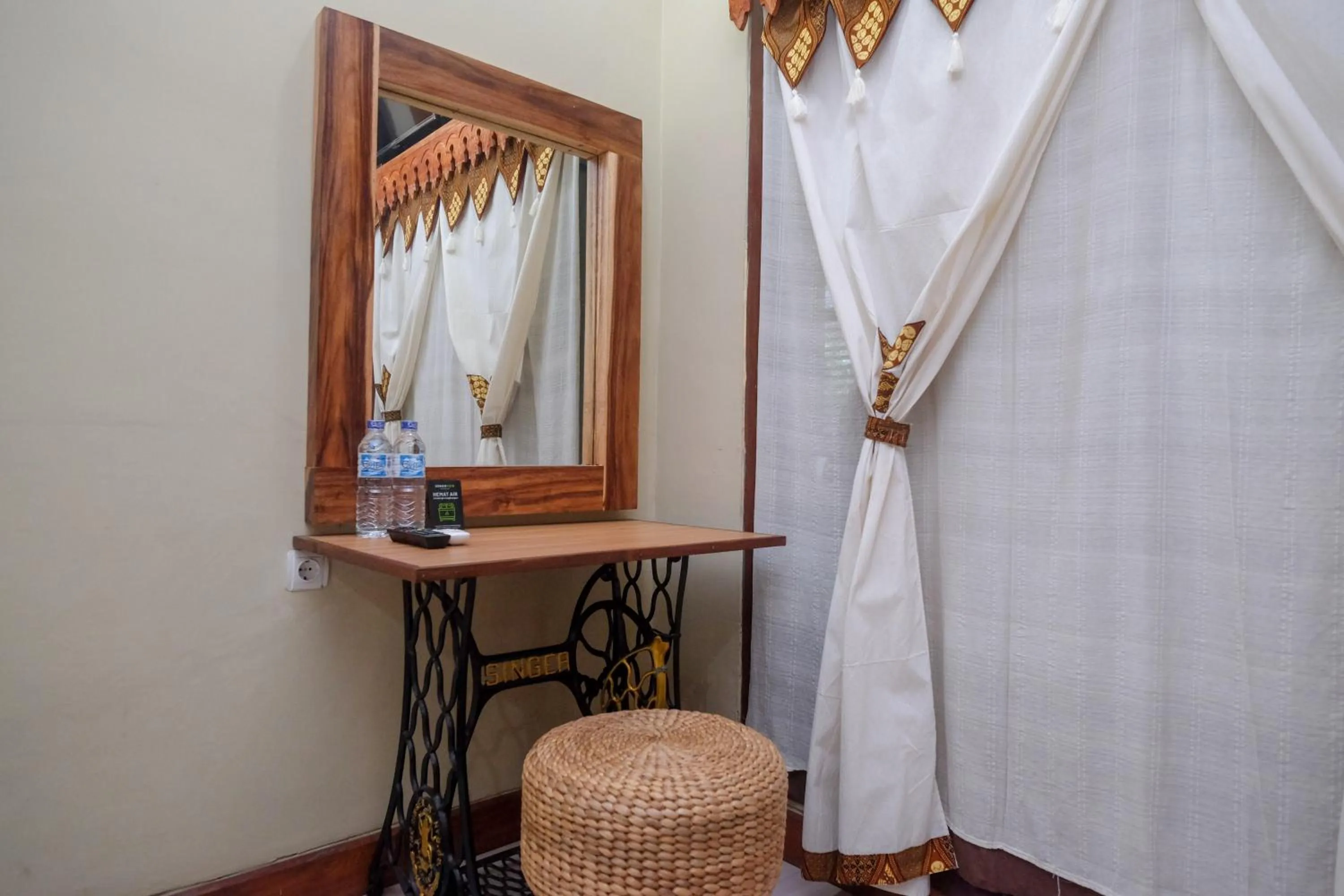 hair dresser in Urbanview Hotel Syariah Wisnugraha by RedDoorz