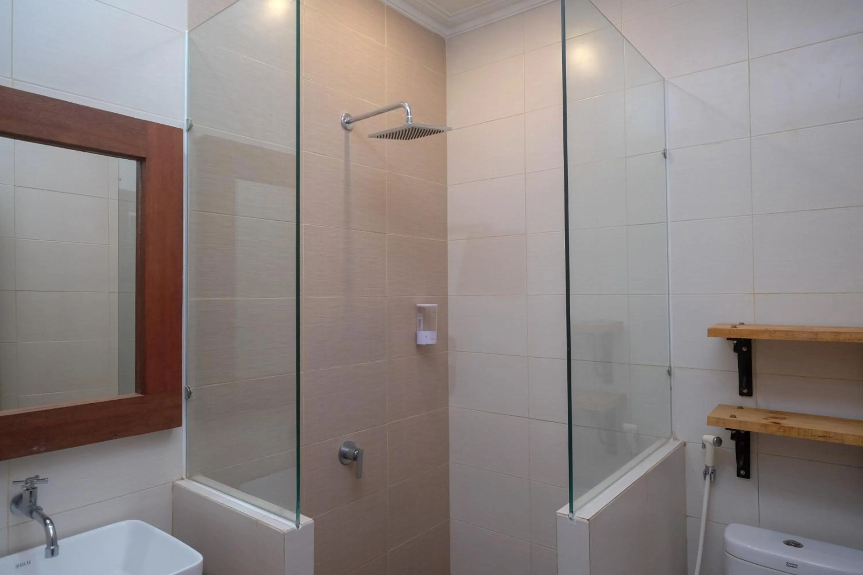 Bathroom in Urbanview Hotel Syariah Wisnugraha by RedDoorz