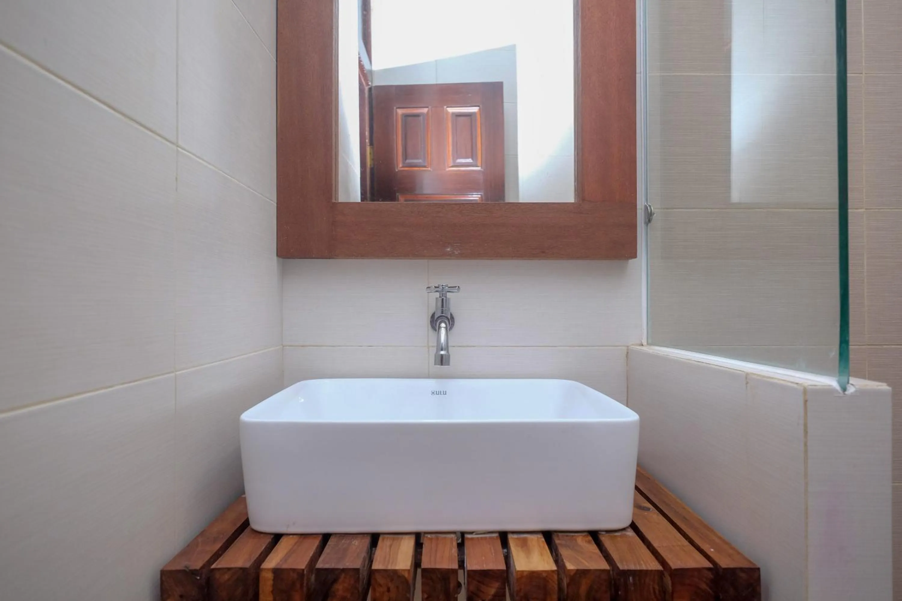Bathroom in Urbanview Hotel Syariah Wisnugraha by RedDoorz