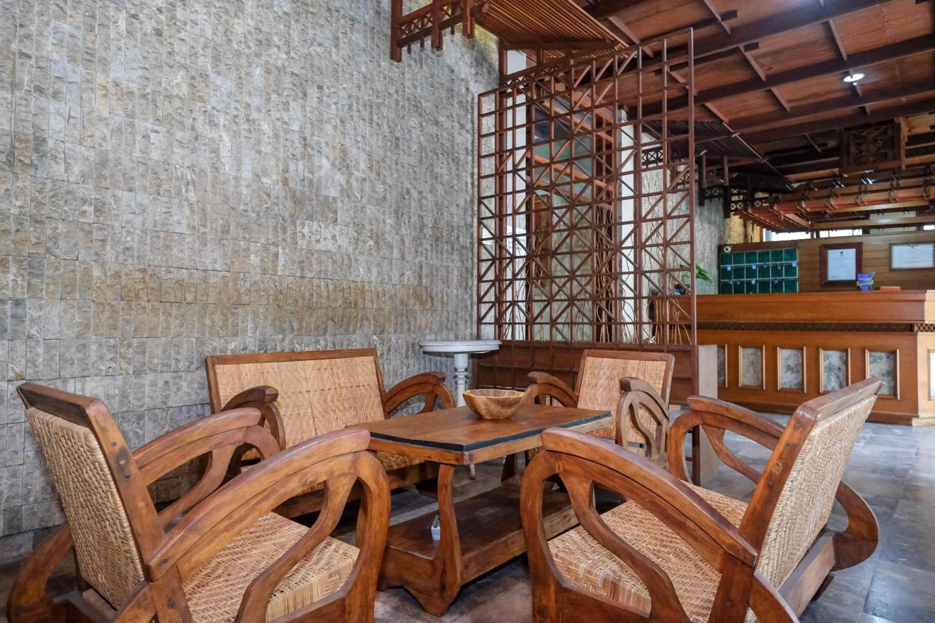 Seating area in Urbanview Hotel Syariah Wisnugraha by RedDoorz